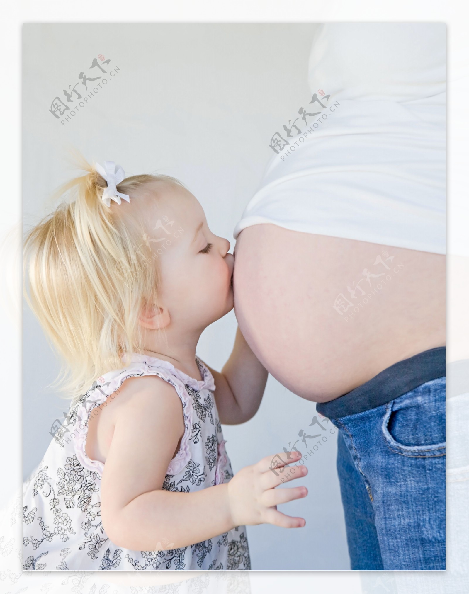 亲吻妈妈肚子的小女生图片