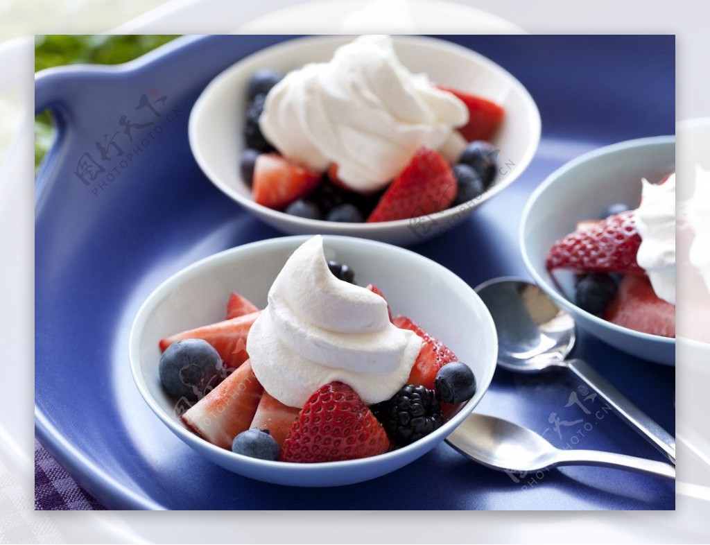 草莓冰淇淋图片