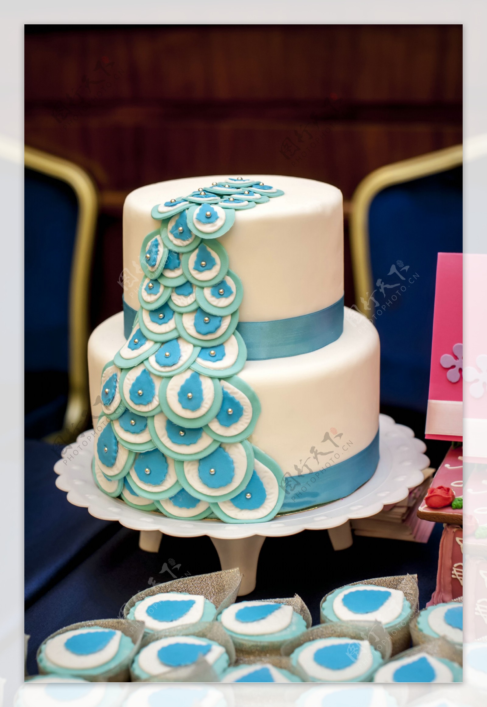 蓝色孔雀羽毛状婚礼蛋糕