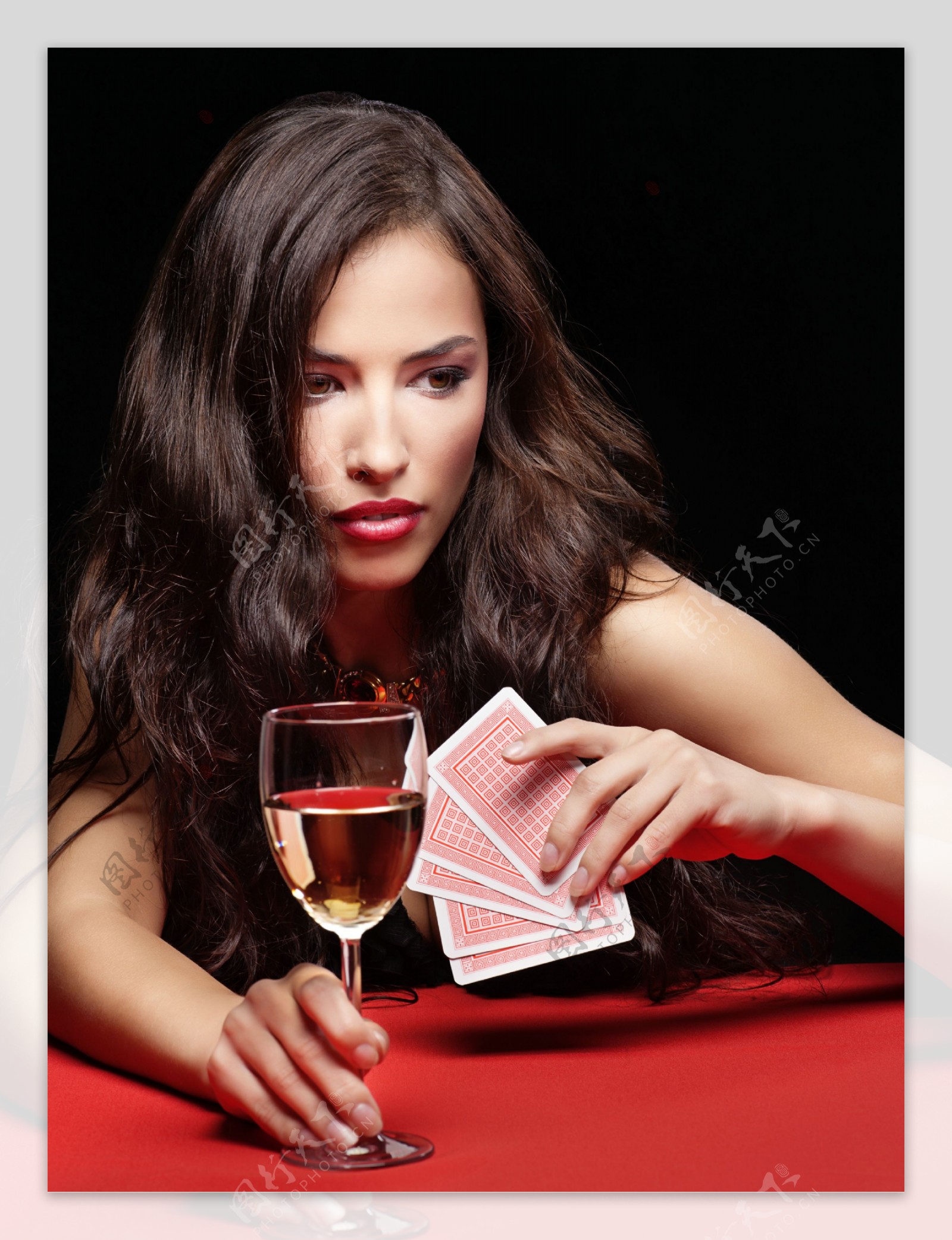 手拿扑克牌的女人图片