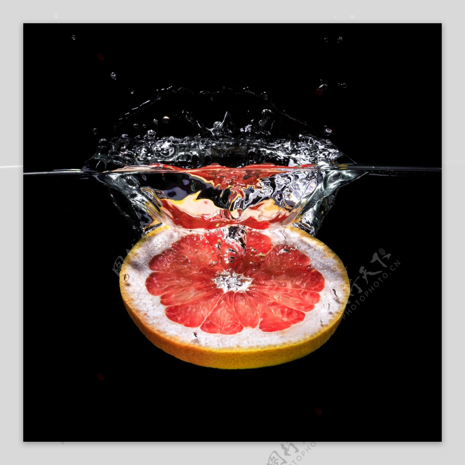 掉进水中的水橙子