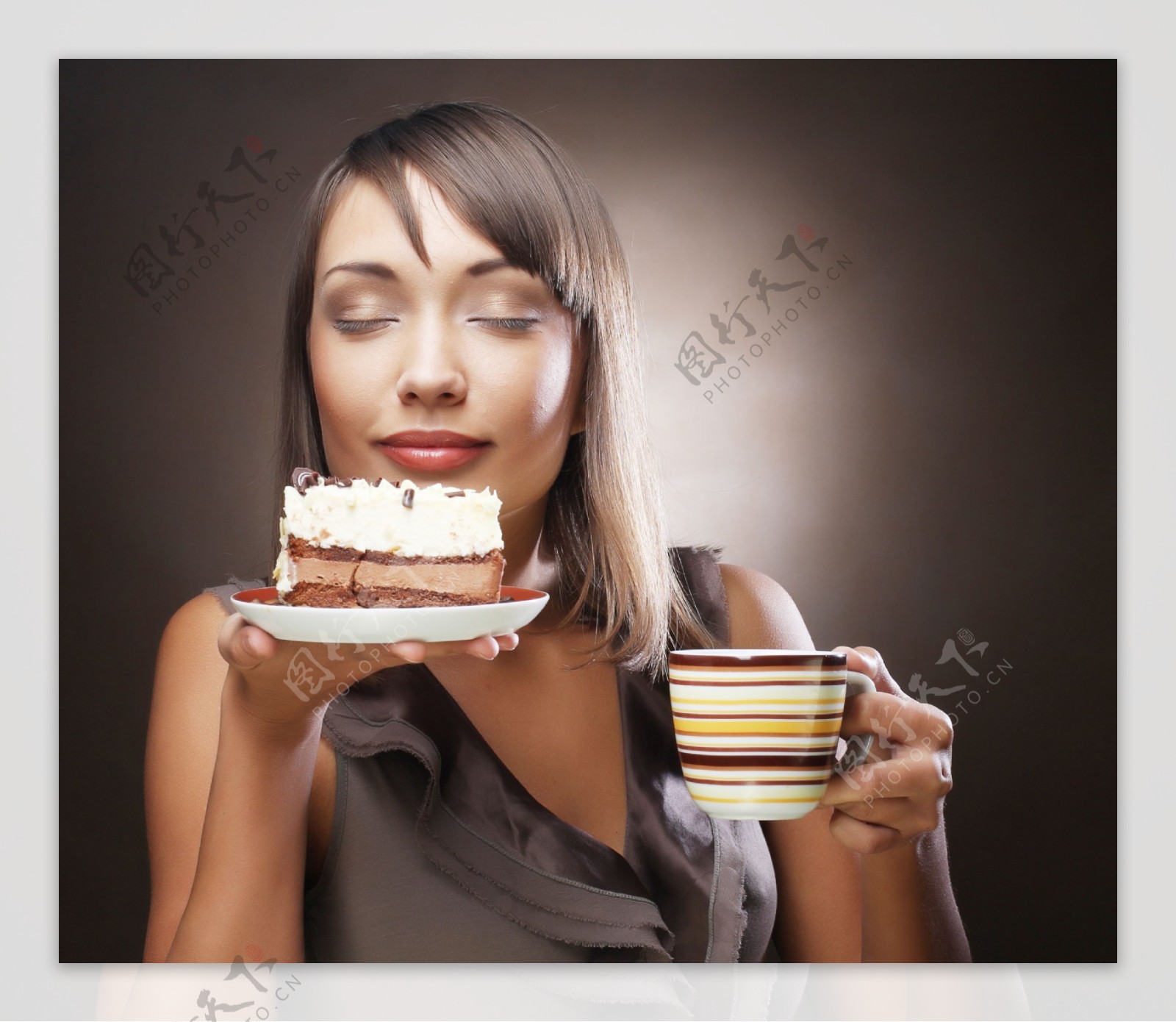 端着咖啡和蛋糕的美女图片