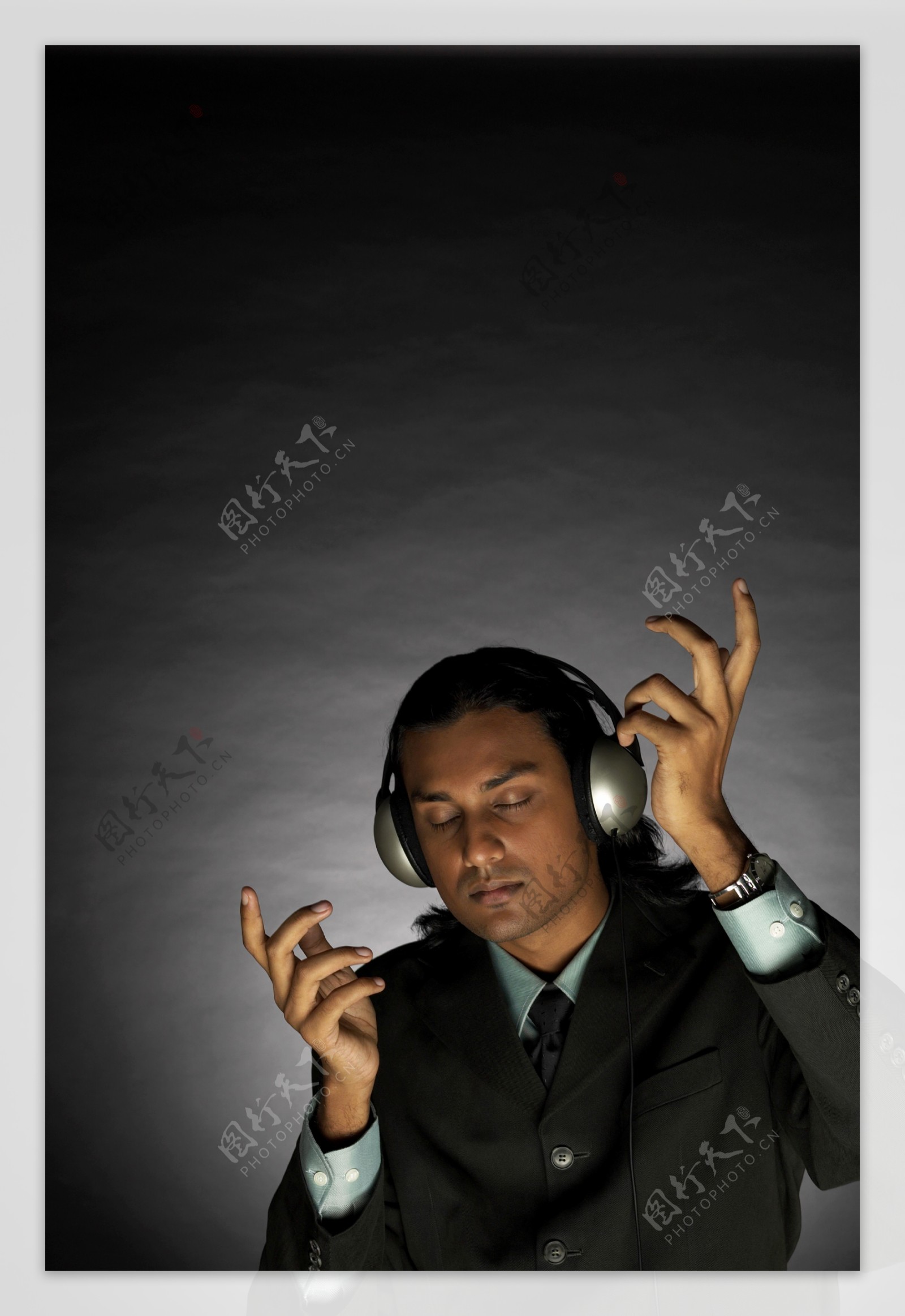 听音乐的商务男性图片