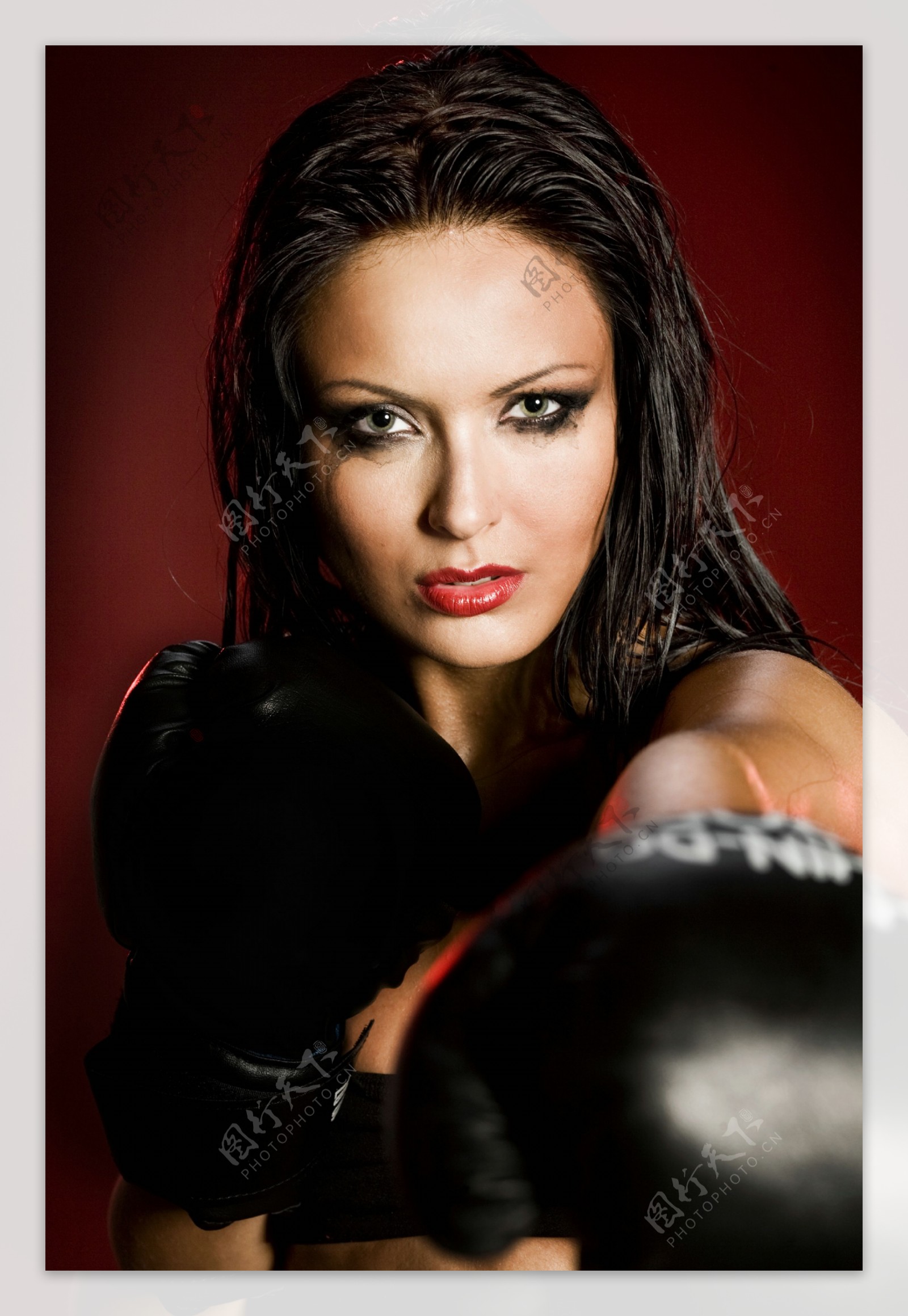 外国美女拳击手面部图片