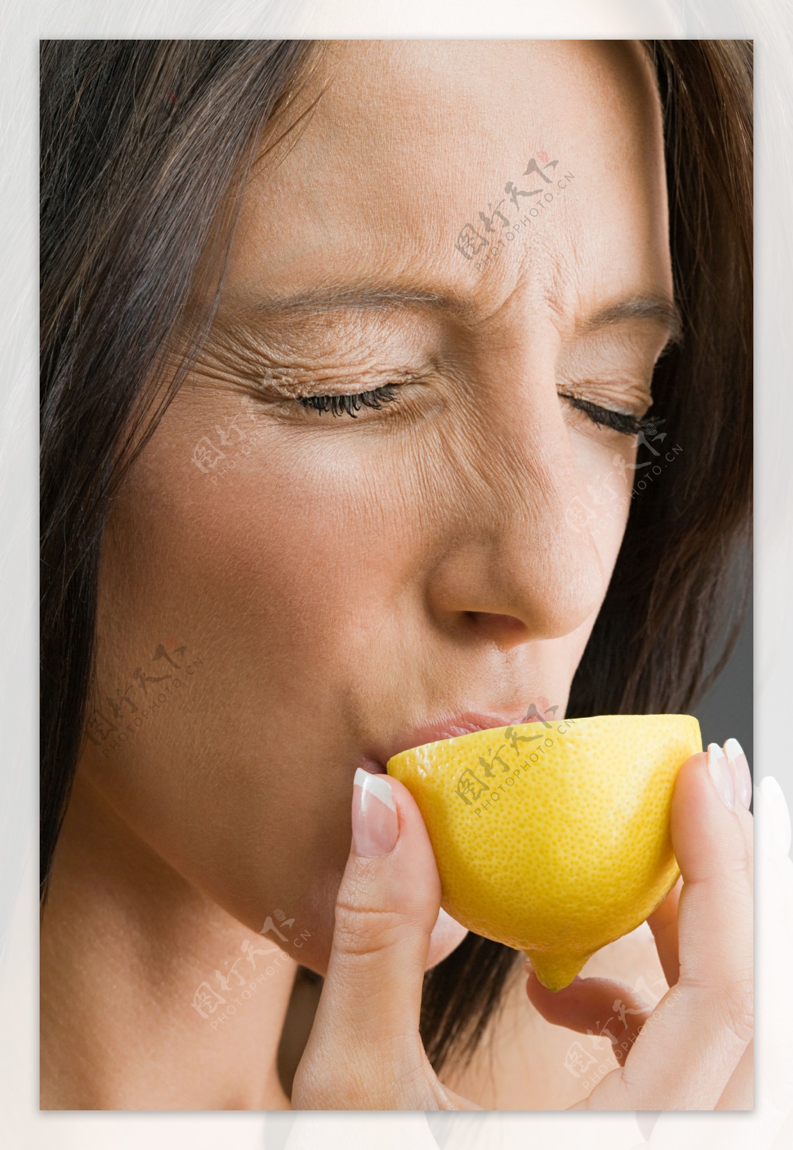 吃柠檬的美女图片