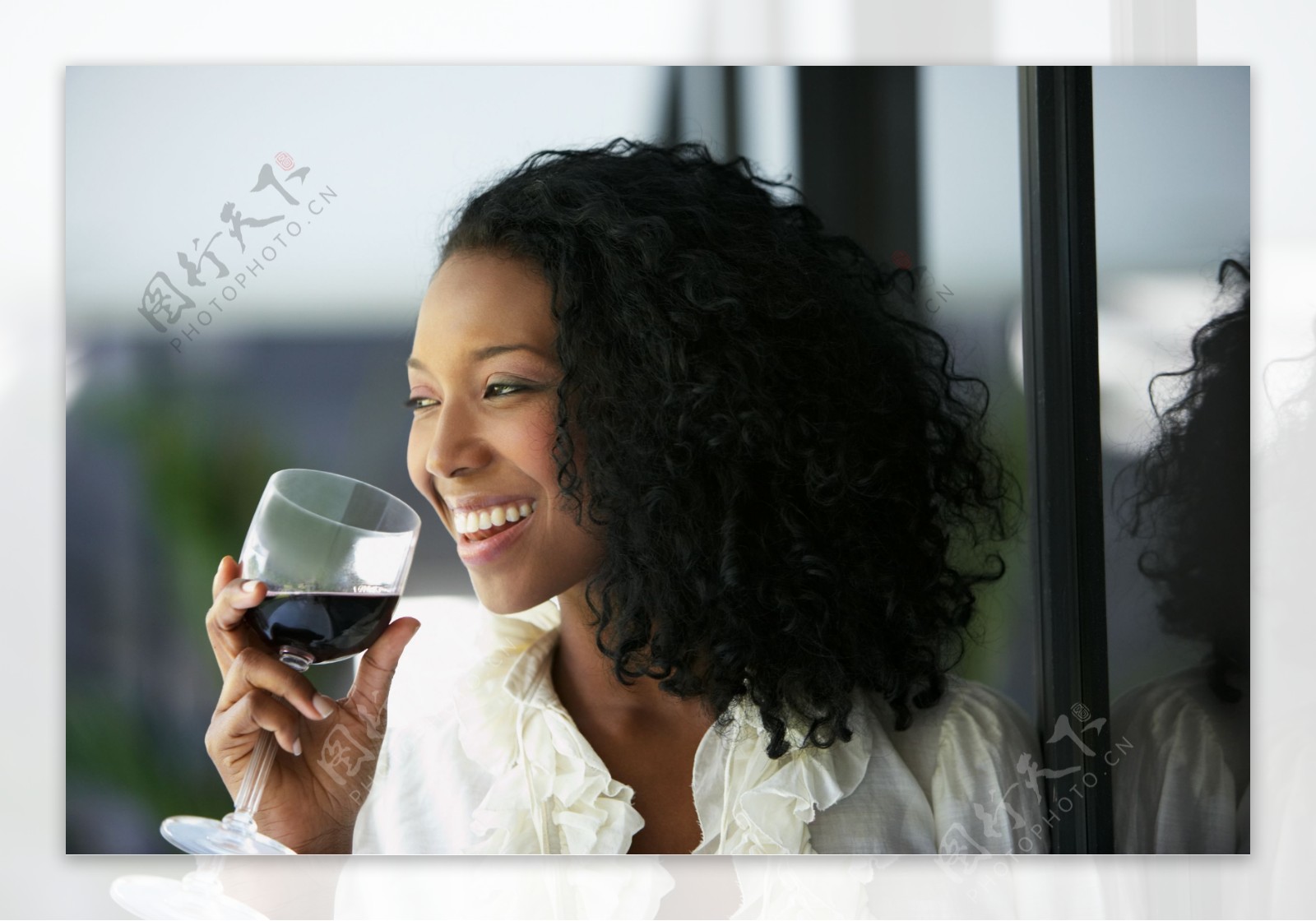 喝红酒的黑人美女图片