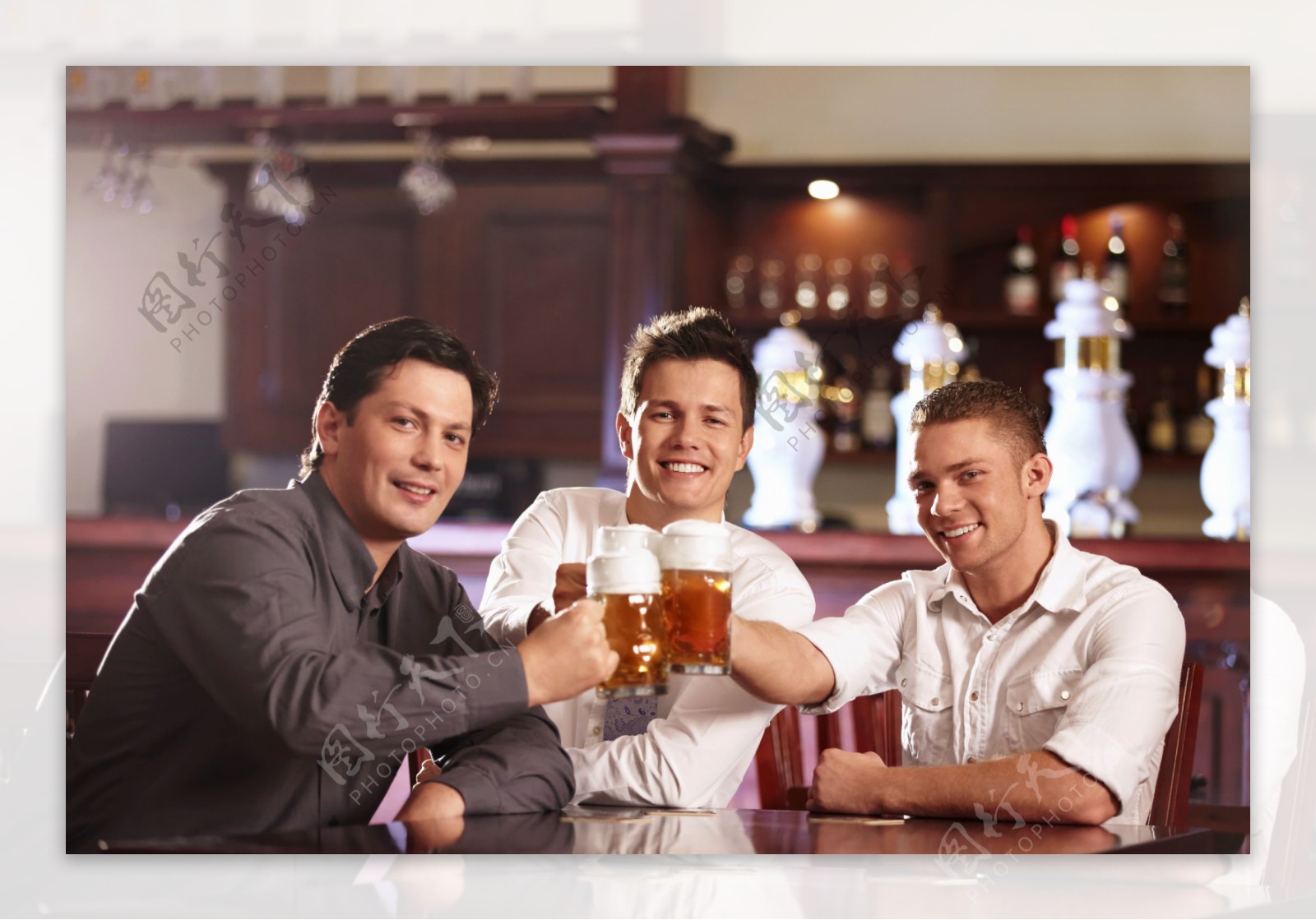 酒吧喝啤酒的男士图片
