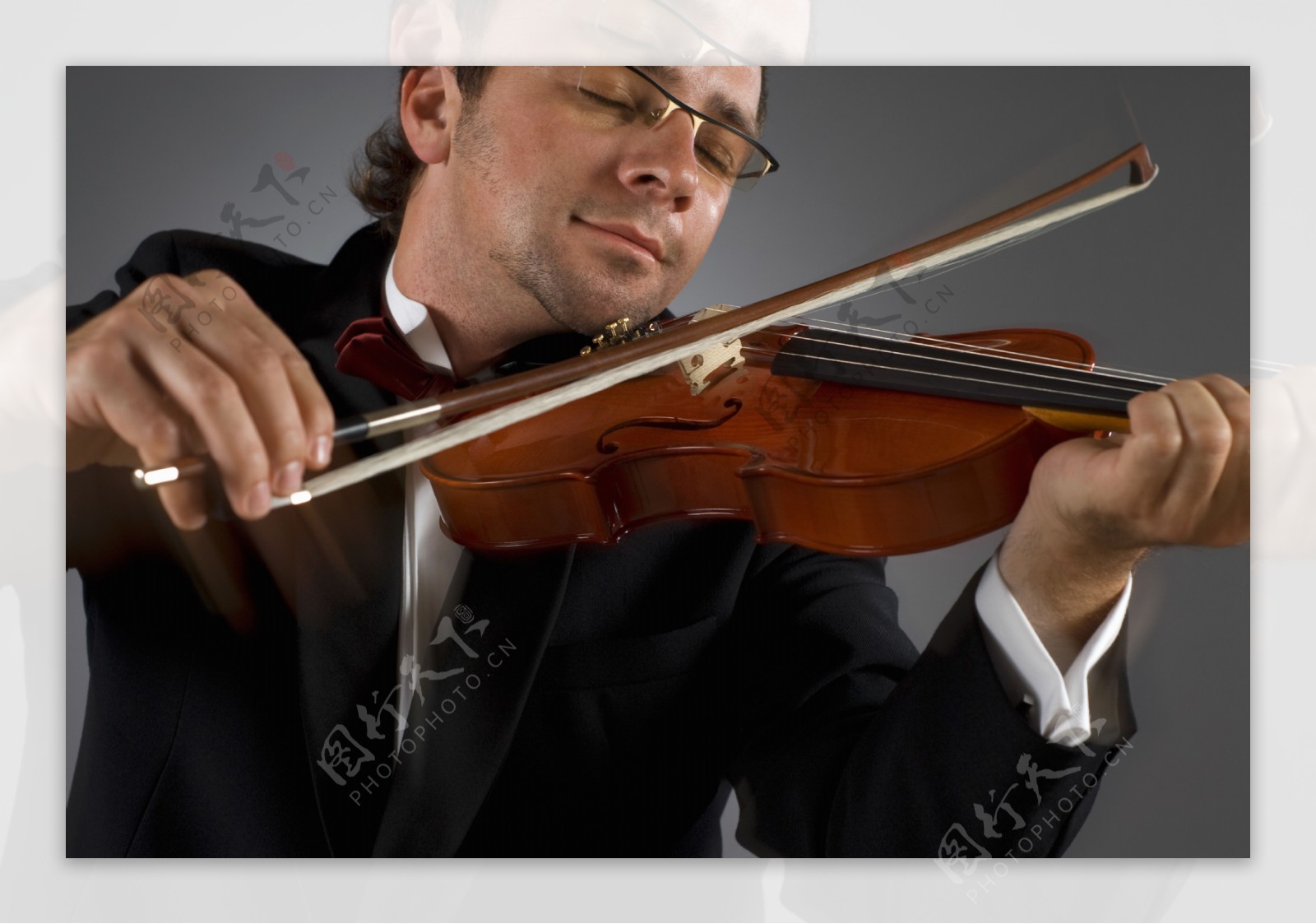 深情演奏小提琴的外国艺术家图片