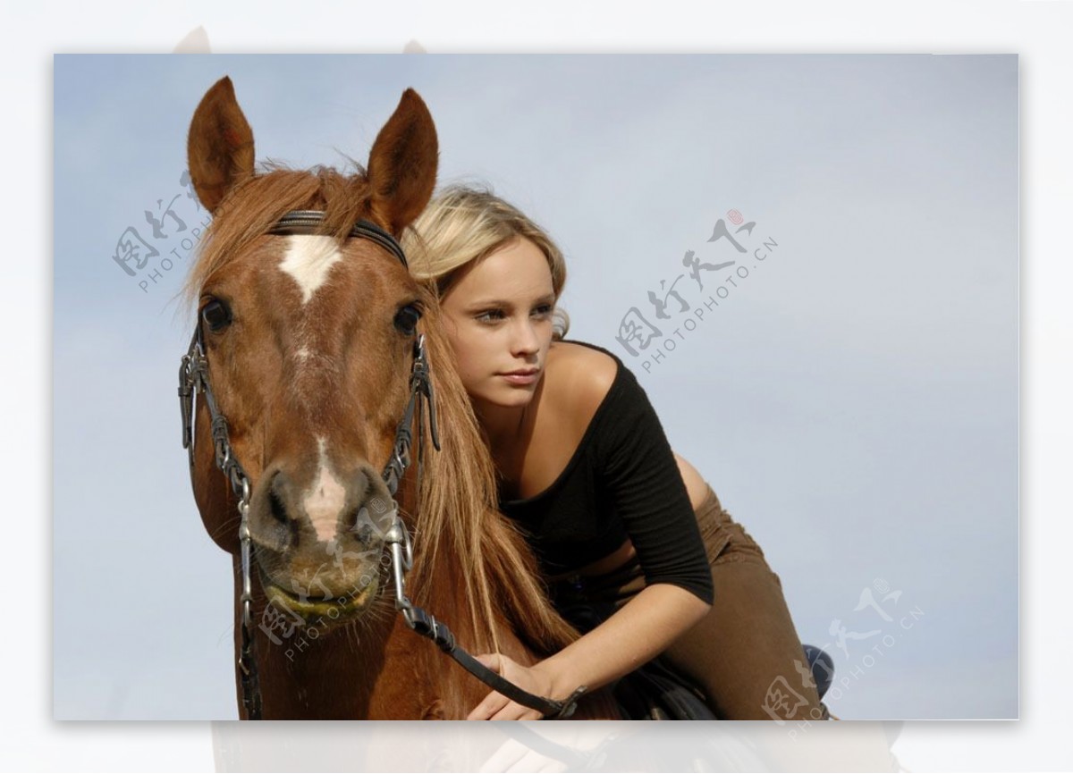 骑马的外国女孩图片