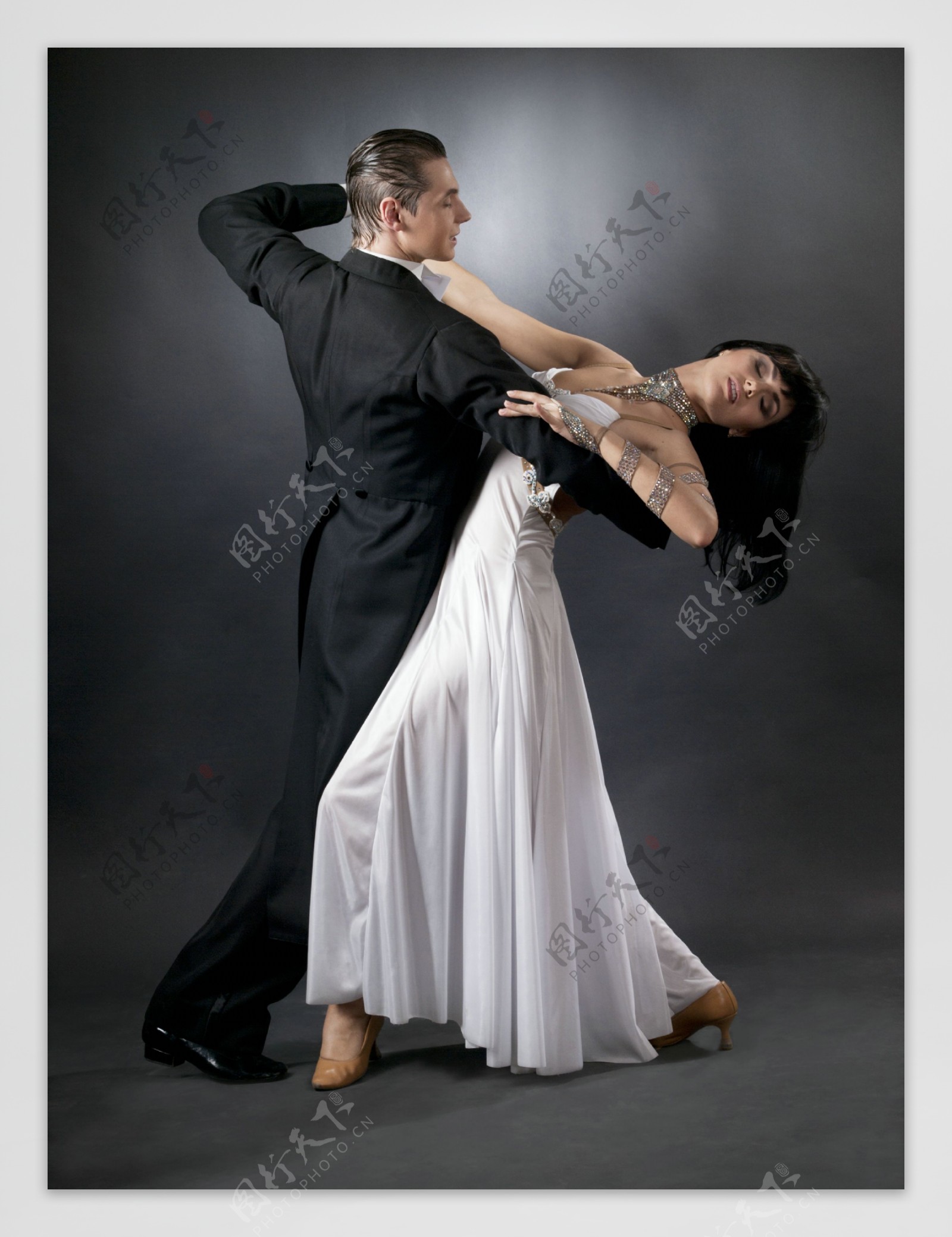 跳交际舞的男女图片
