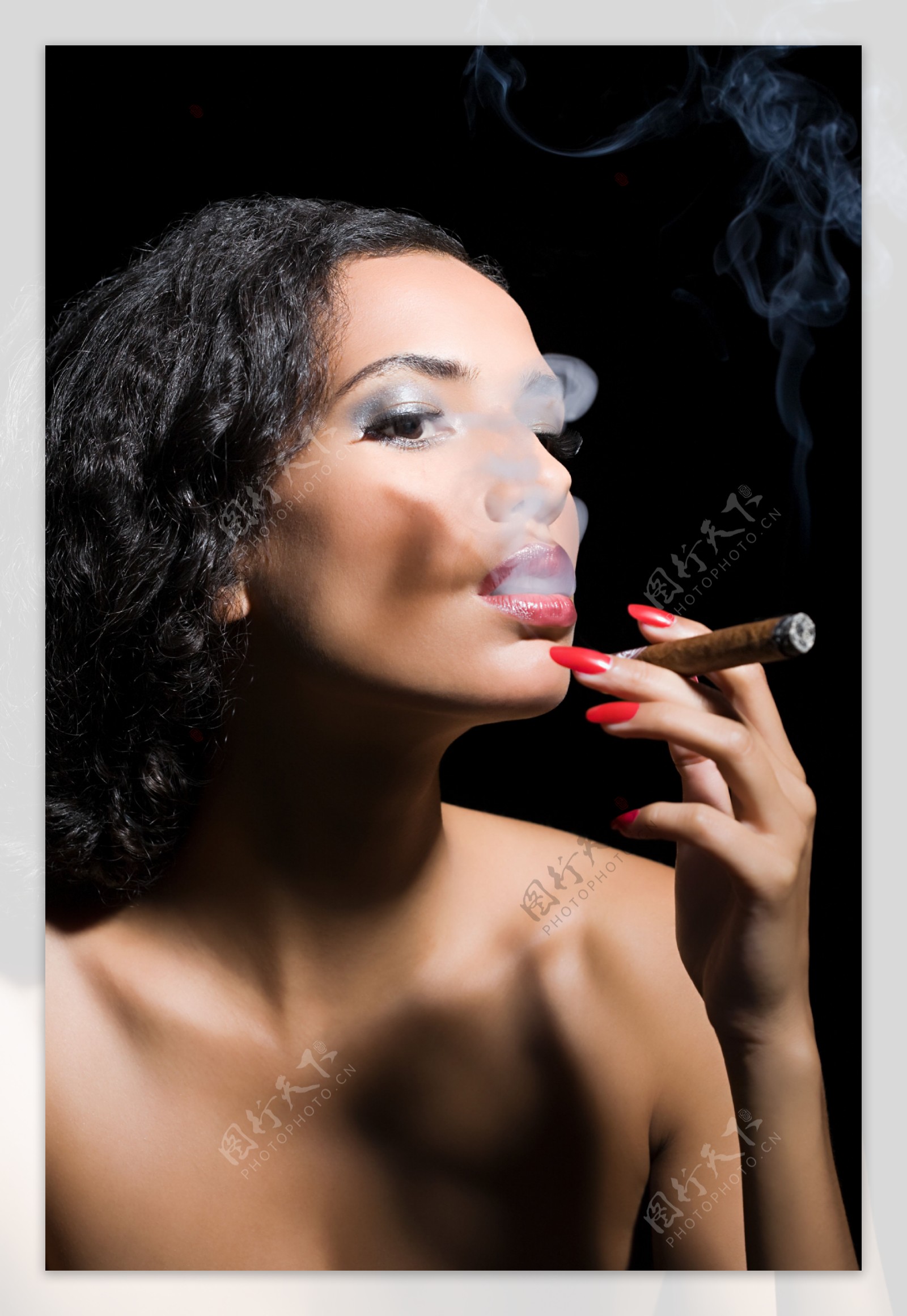 抽雪茄的性感女人图片