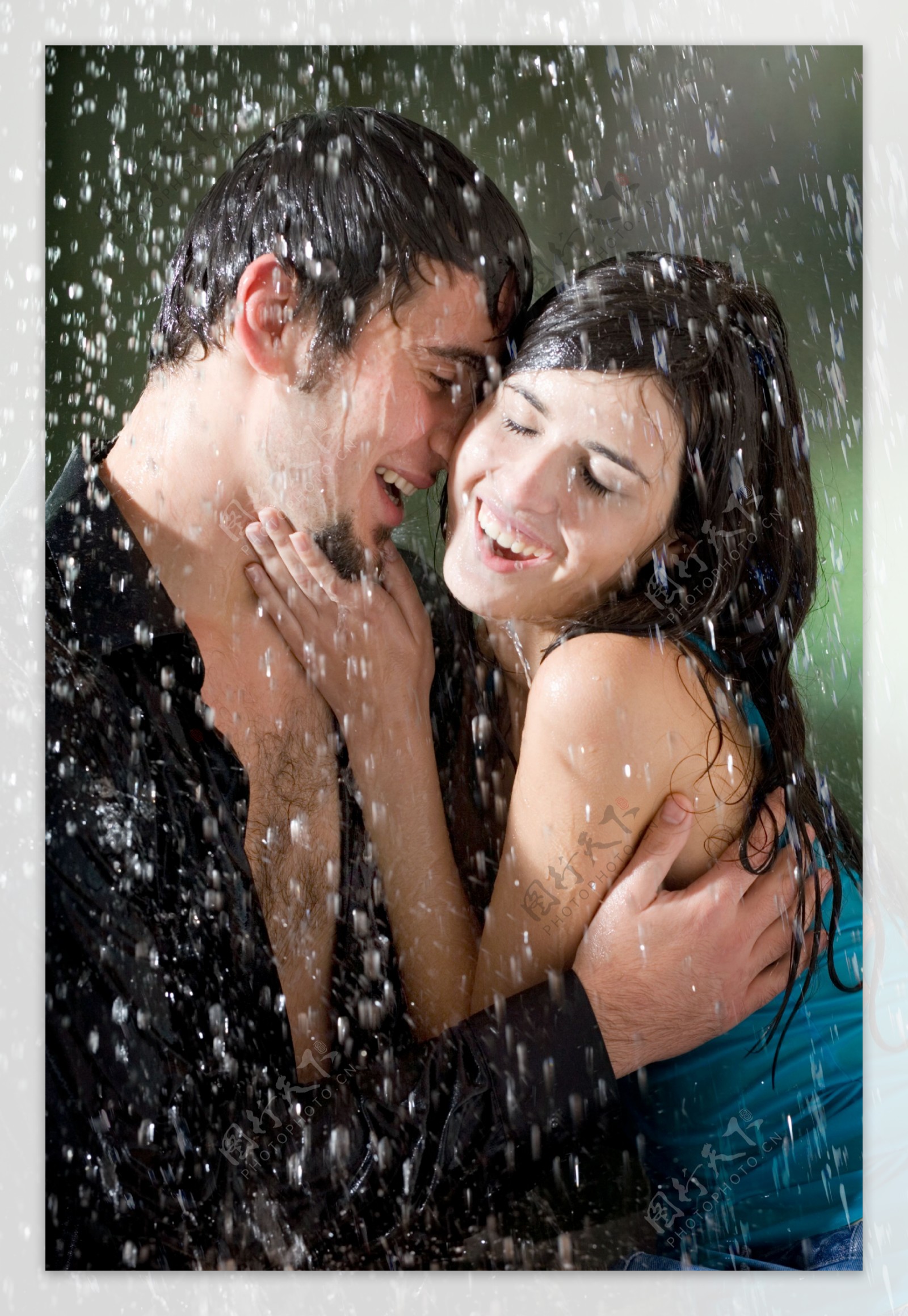 雨中拥抱的情侣图片