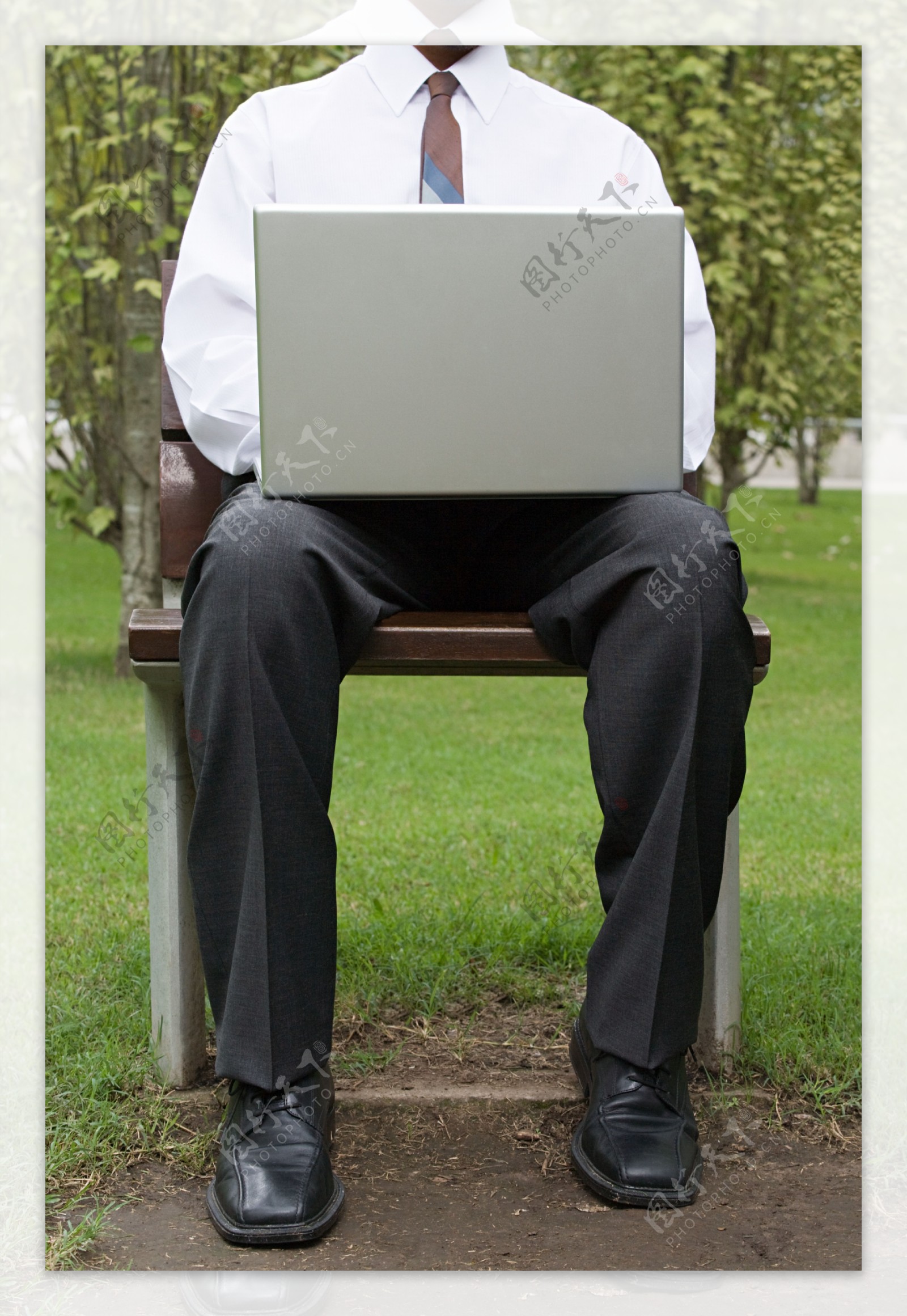 正在打电脑的男人图片