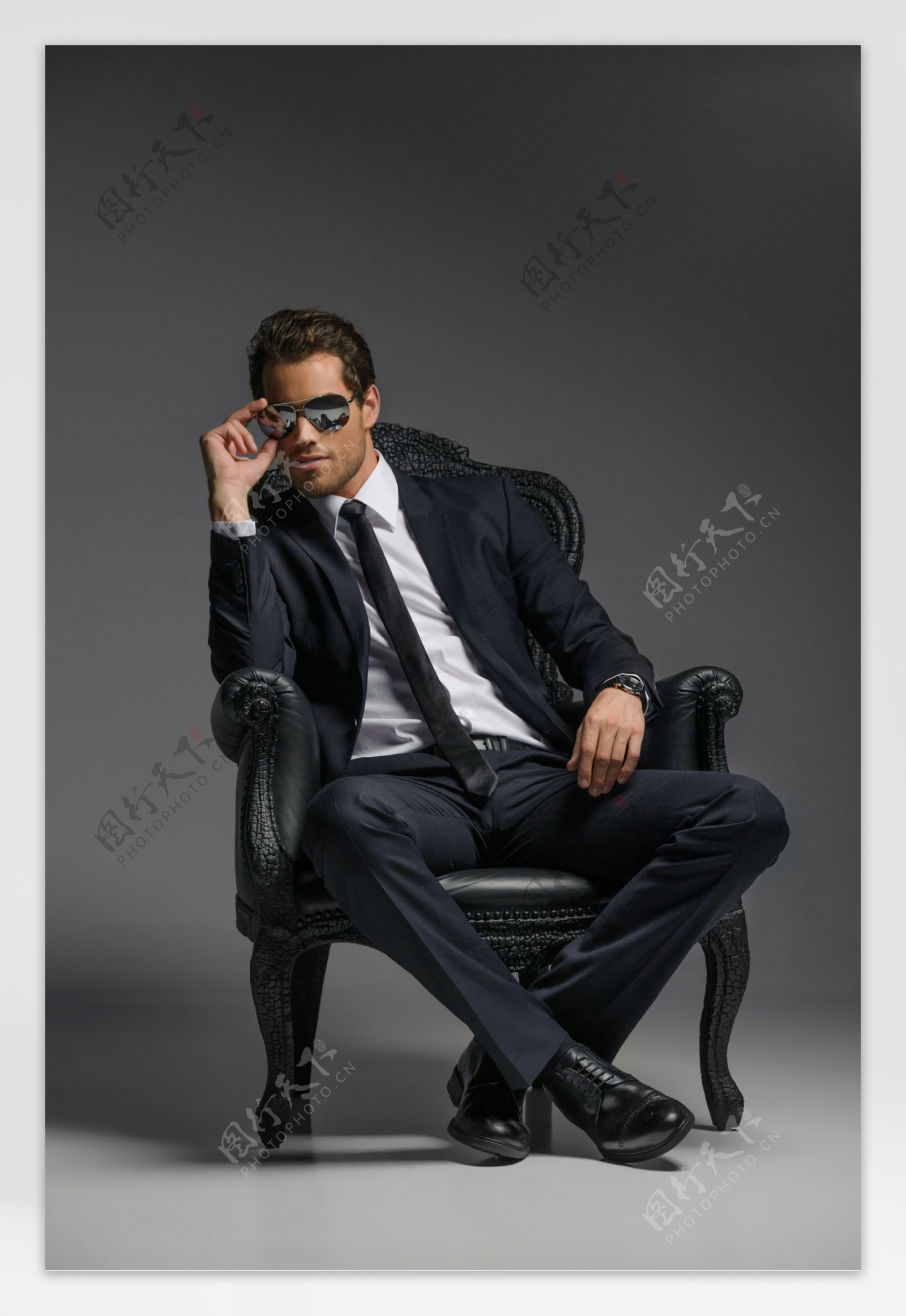 坐在椅子上戴着墨镜的男人图片