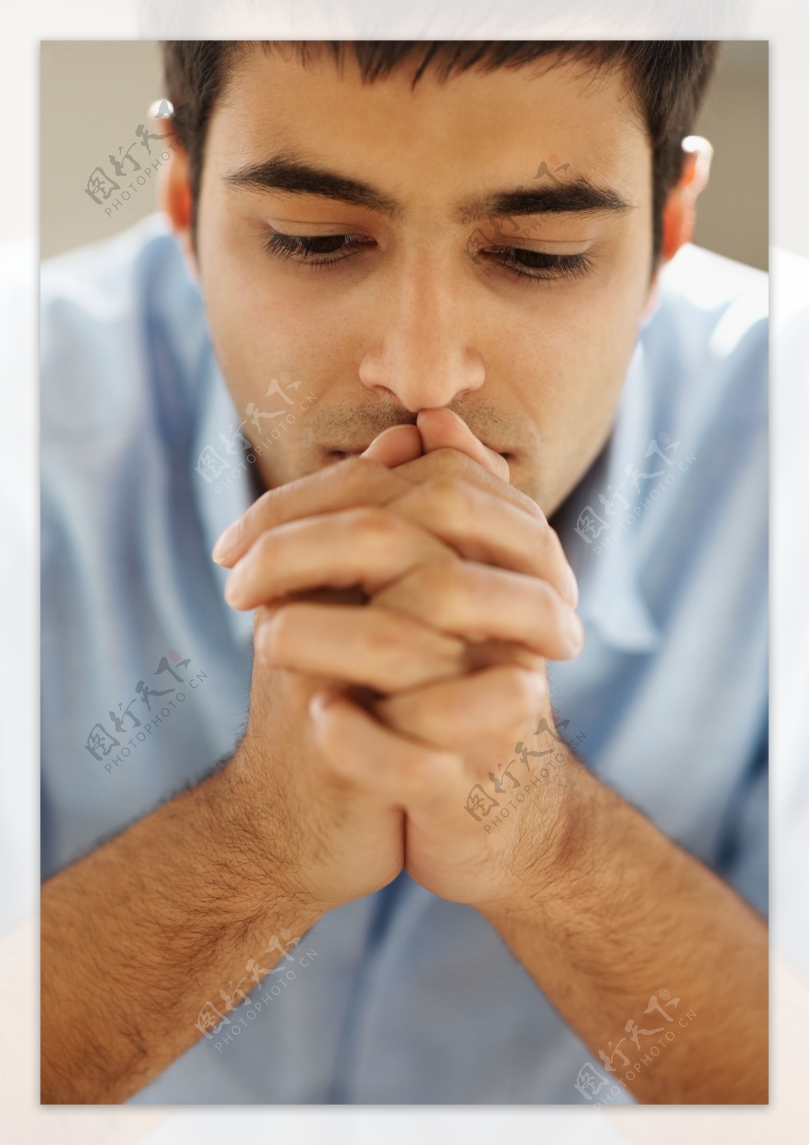 祷告的男人图片