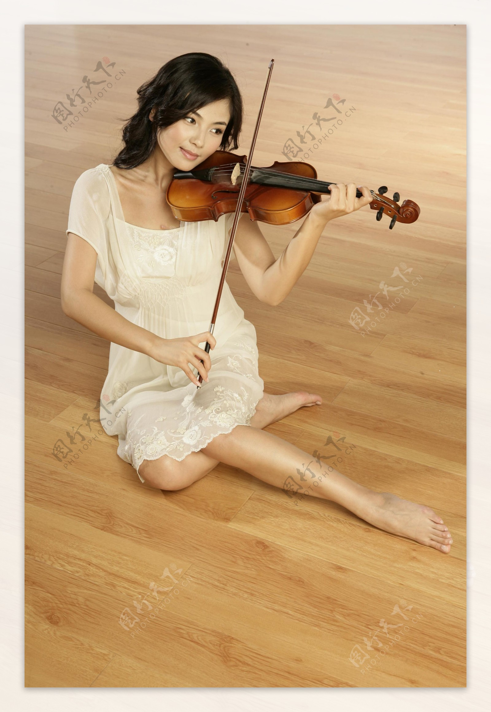 拉小提琴的女明星偶像图片
