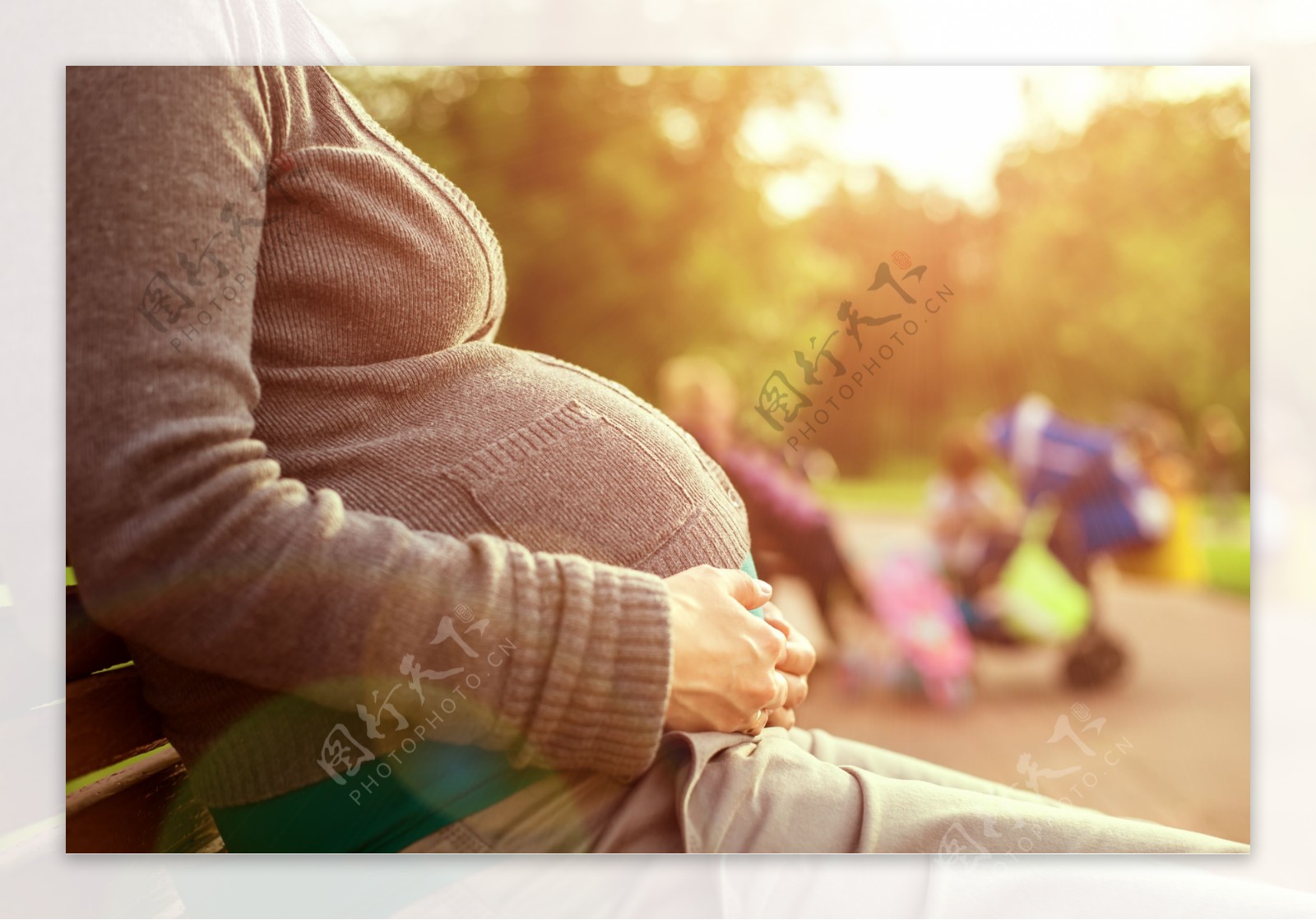在户外坐着的孕妇图片