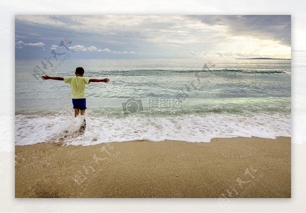 男孩在海浪中玩耍
