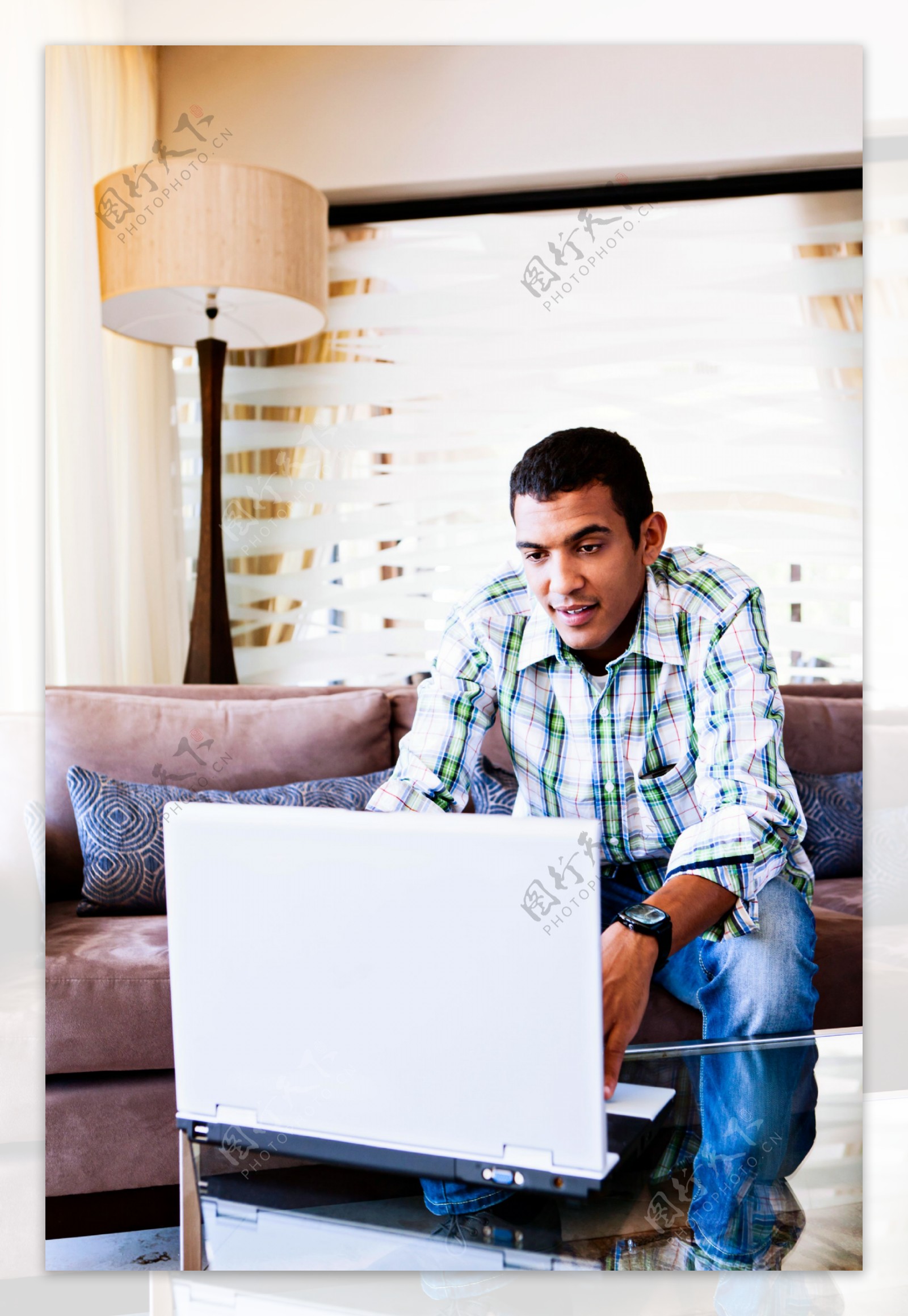 家里玩电脑的男士图片