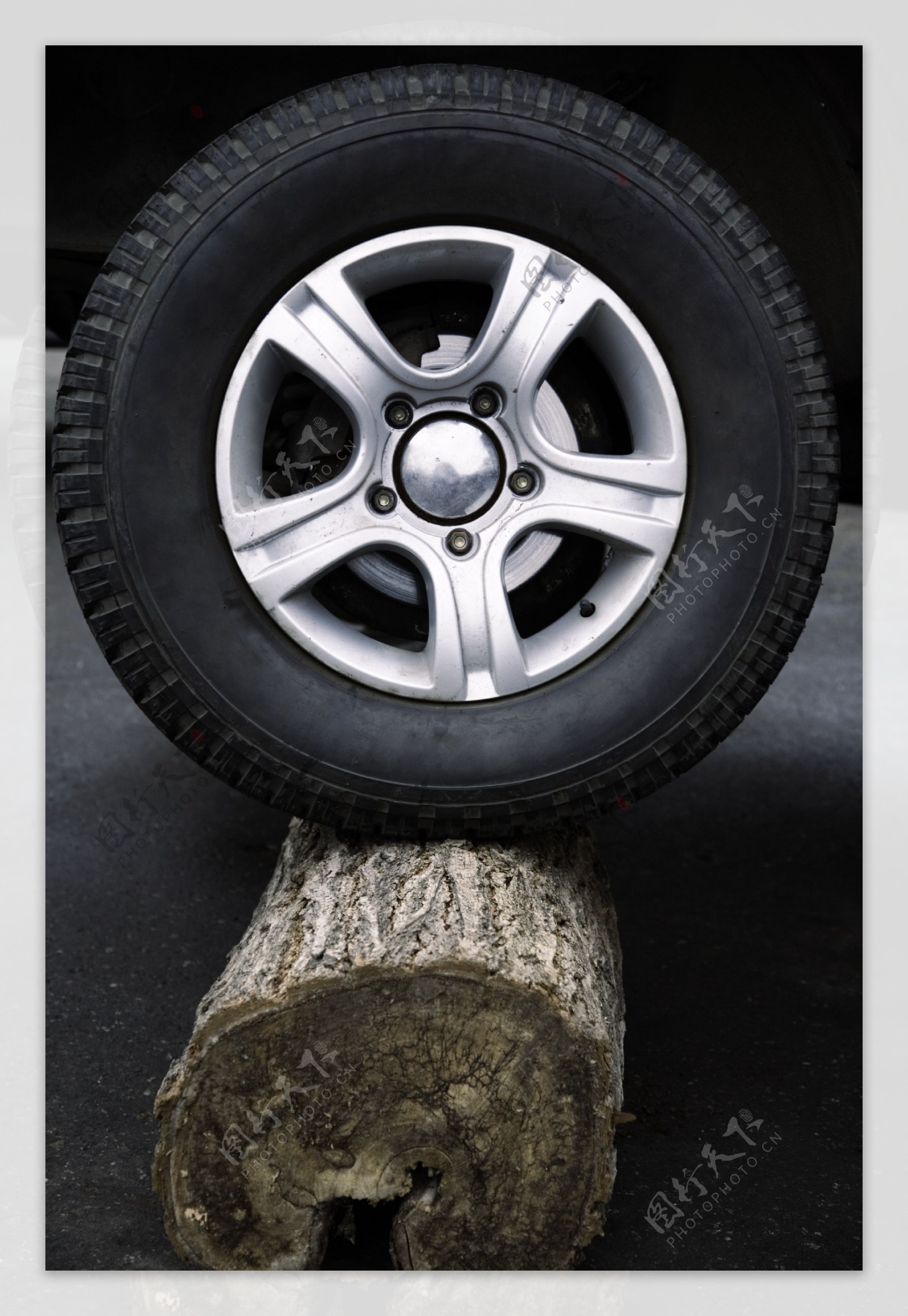 木桩上的汽车轮胎图片