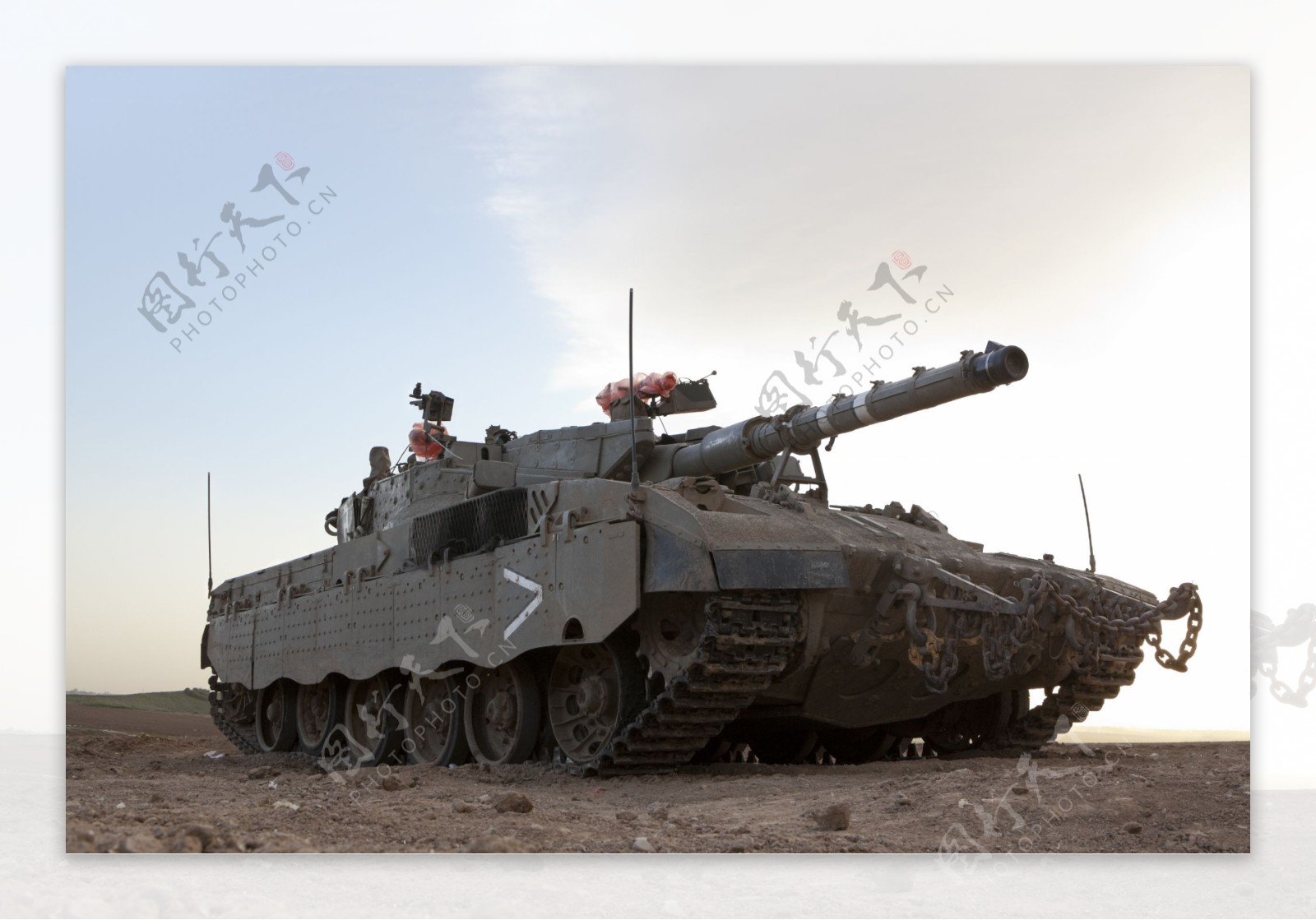 沙漠上的装甲车图片