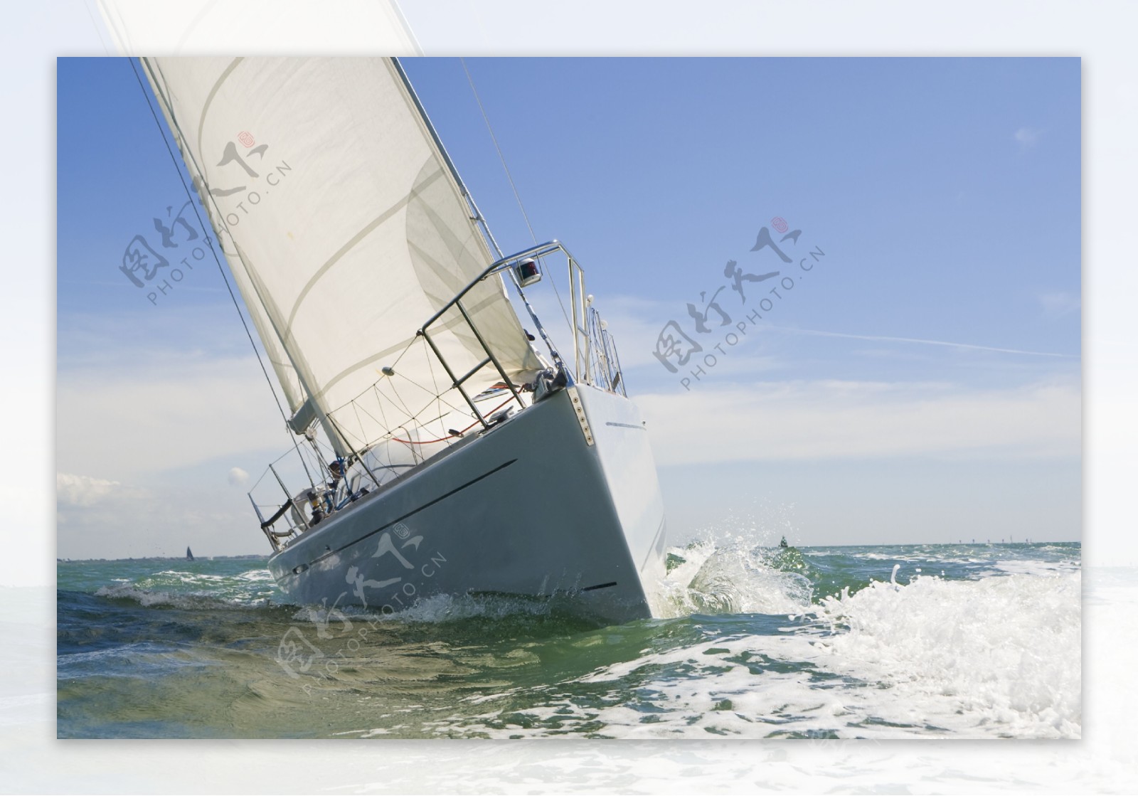 海洋中被大风吹歪的帆船图片