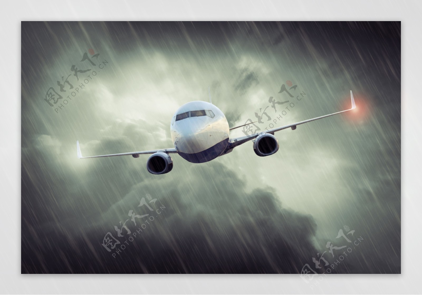 雨中飞行的飞机图片