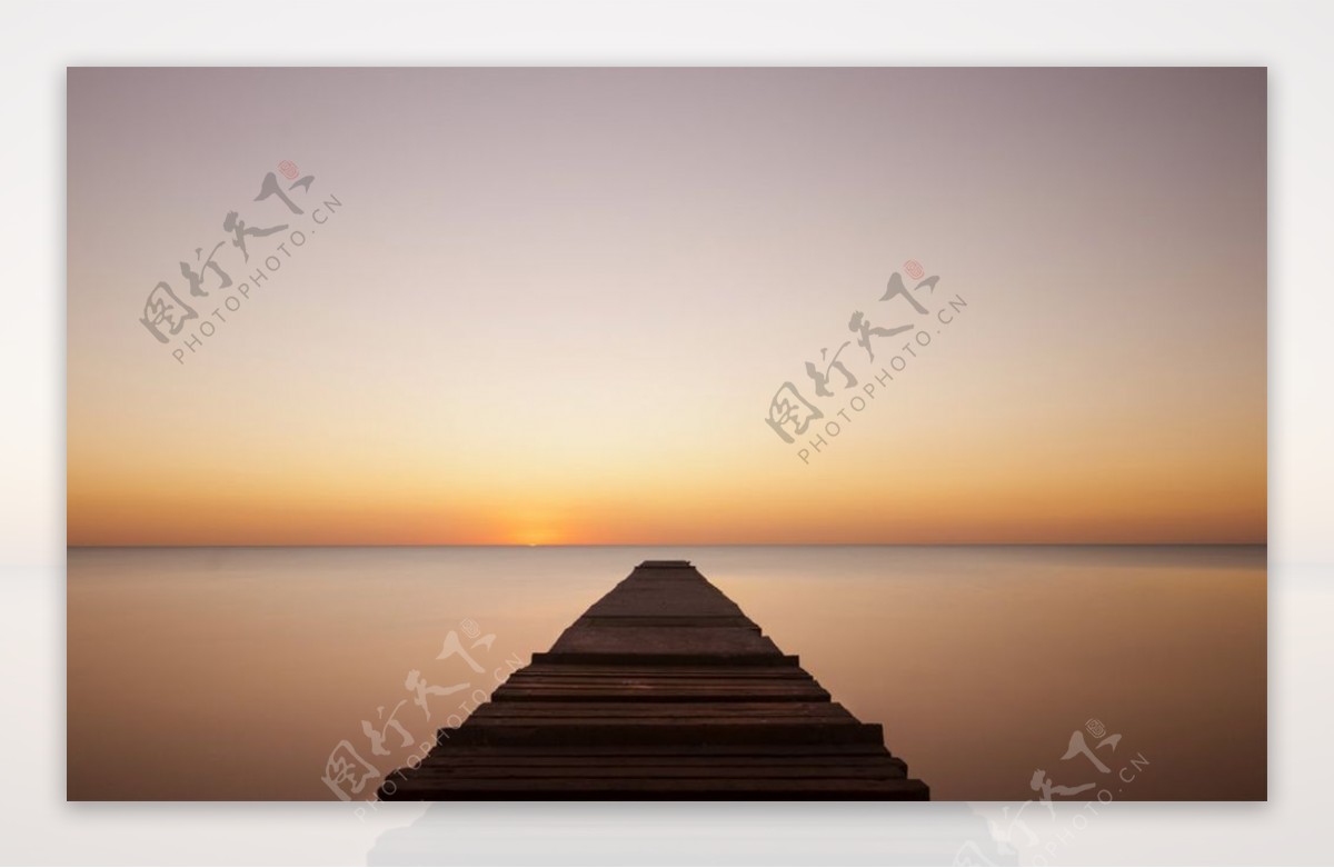 这座木桥海平静夜网站背景图片