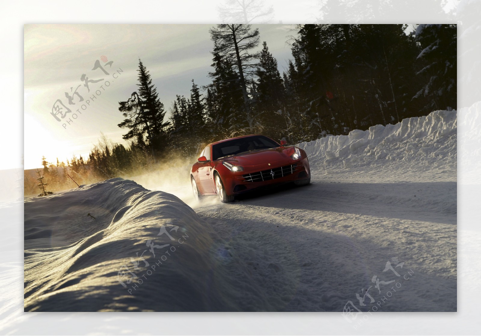 红色汽车与雪景图片
