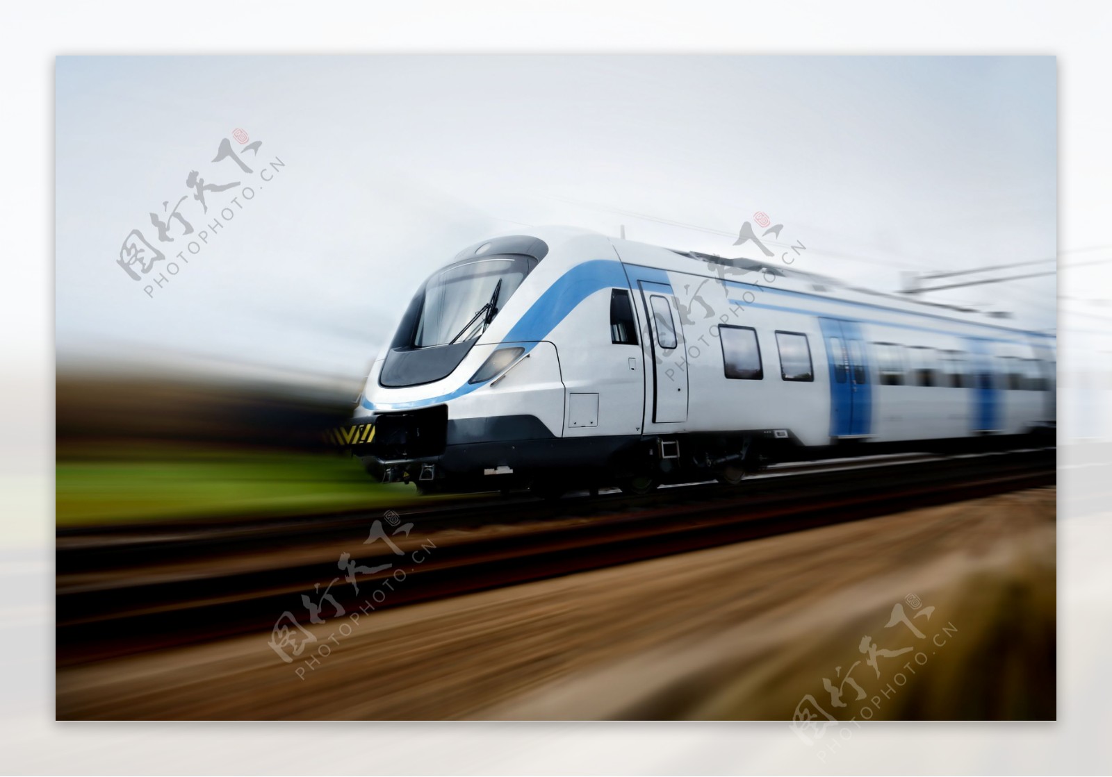 飞速行驶的火车摄影图片