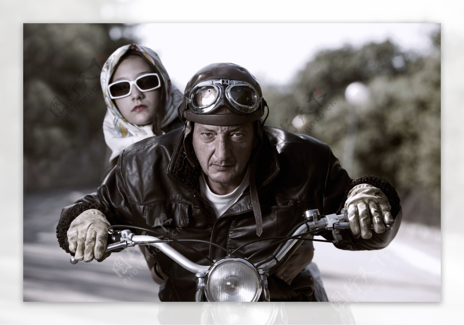 骑摩托车的男士与女人图片