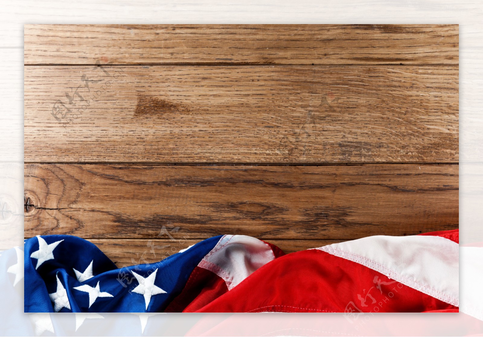 美国国旗与木板背景