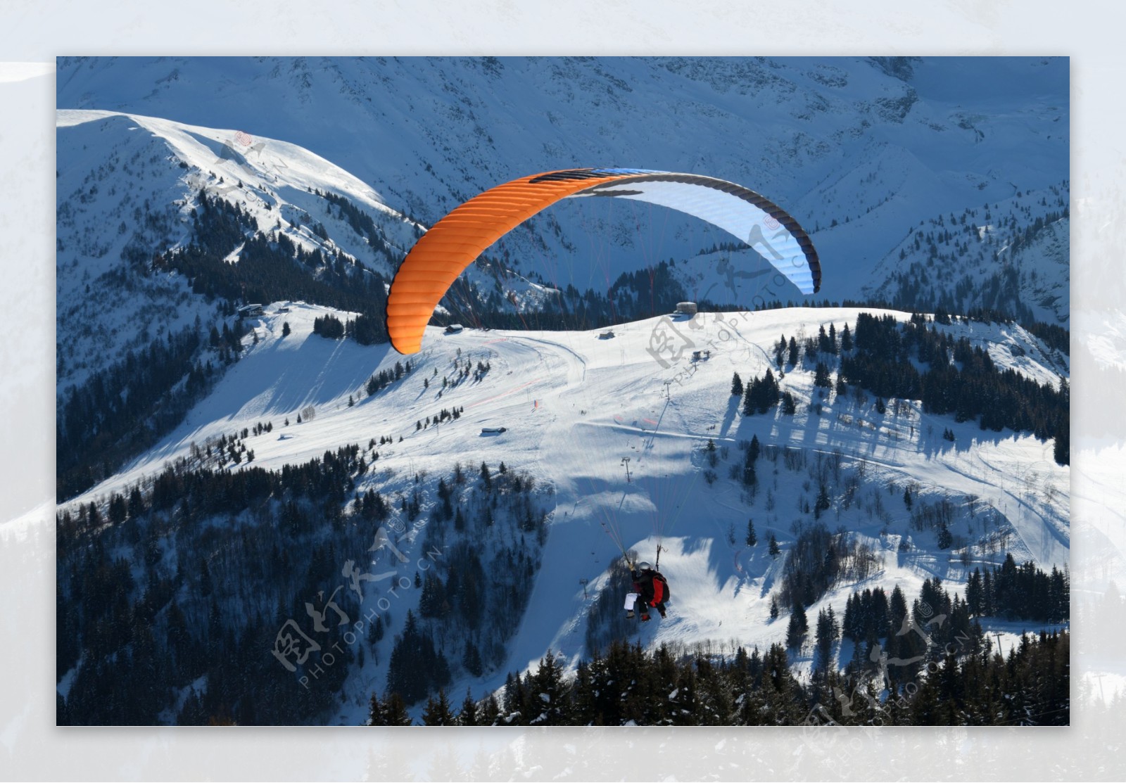 雪山跳伞