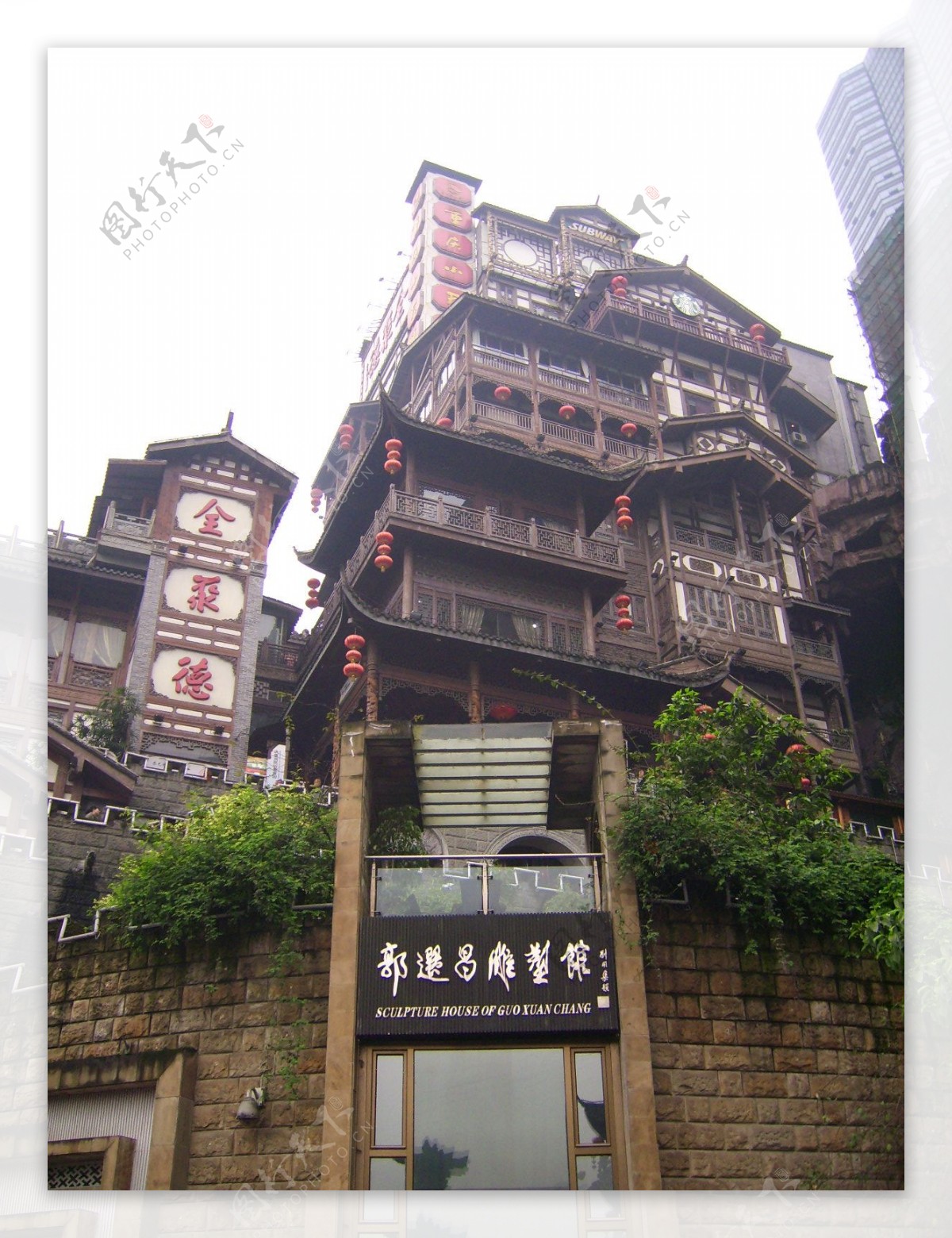 重庆有个洪崖洞 · 洪崖洞以最具巴渝传统建筑特色的吊脚楼为主体