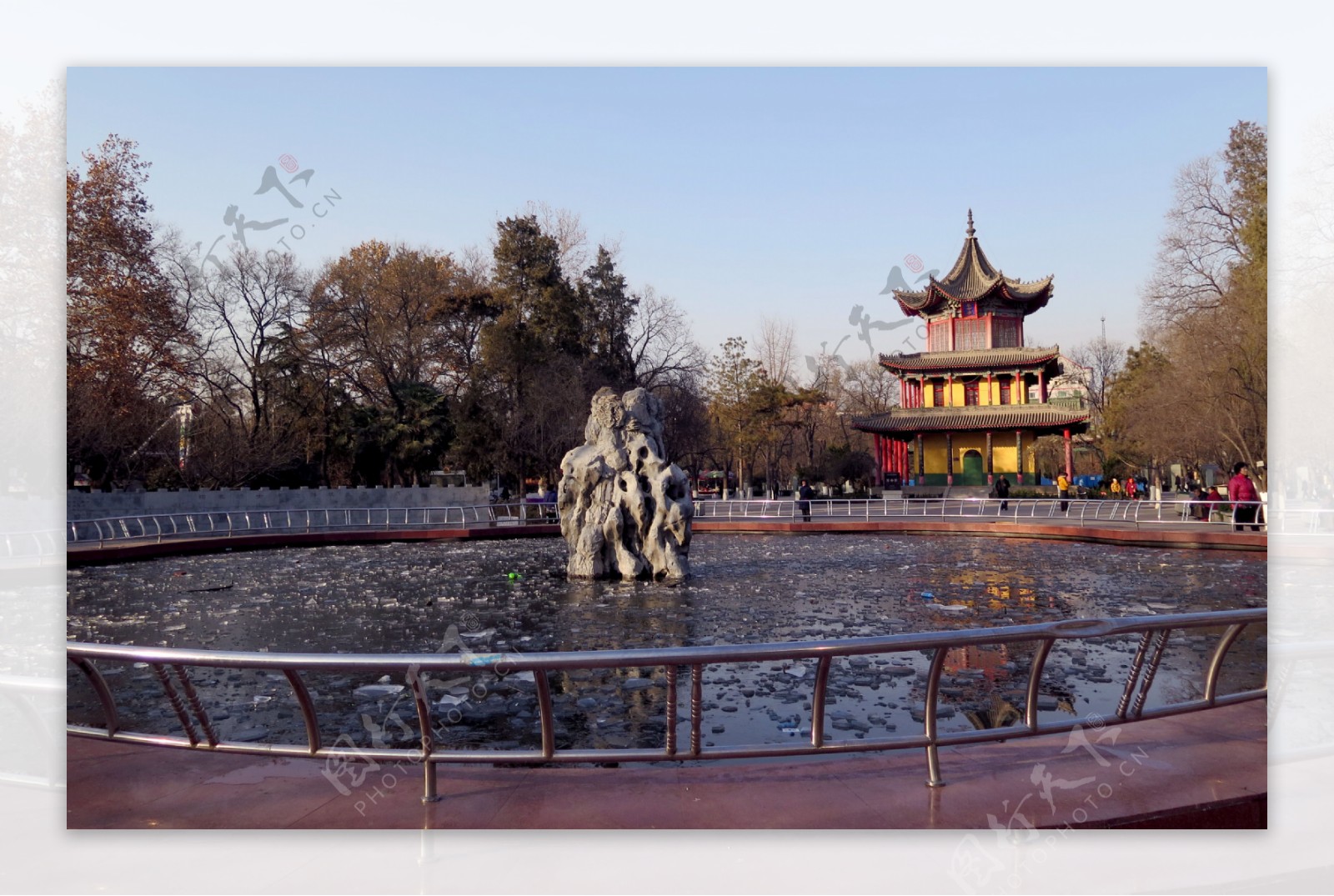 冬季的西安革命公园图片