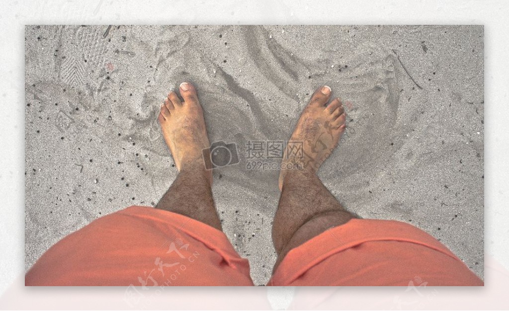 沙滩上的双脚