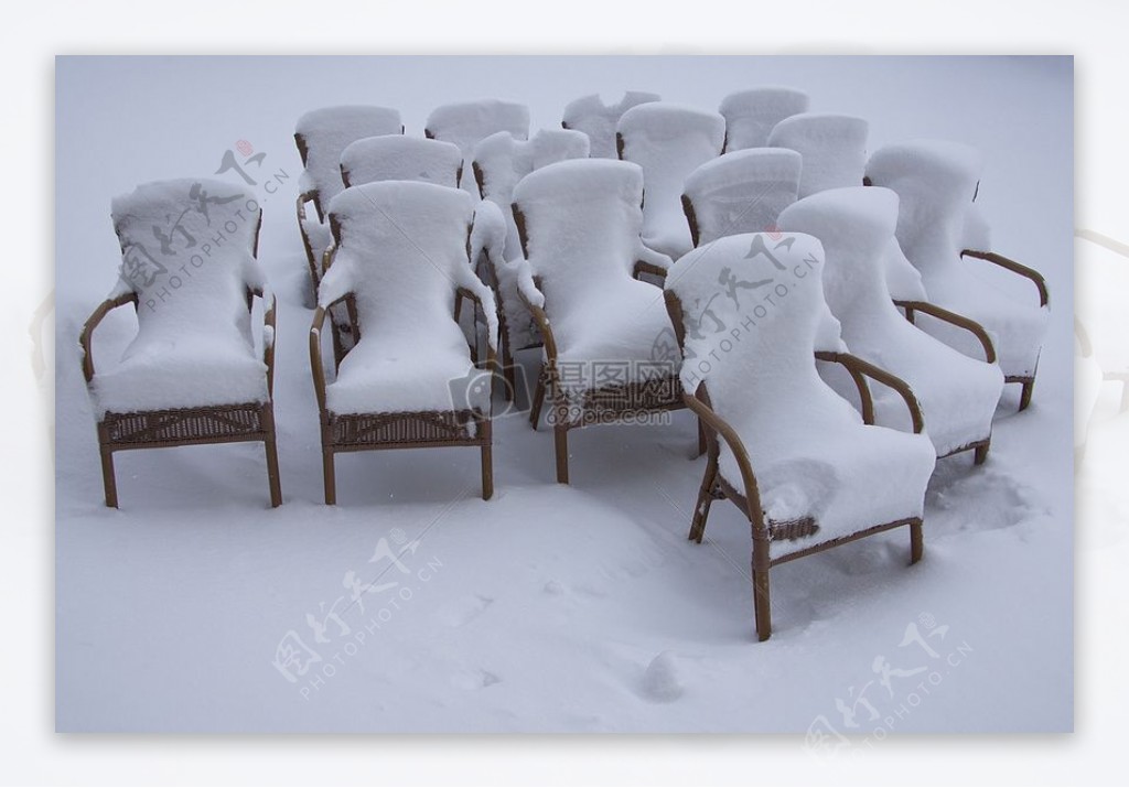 落满雪的椅子
