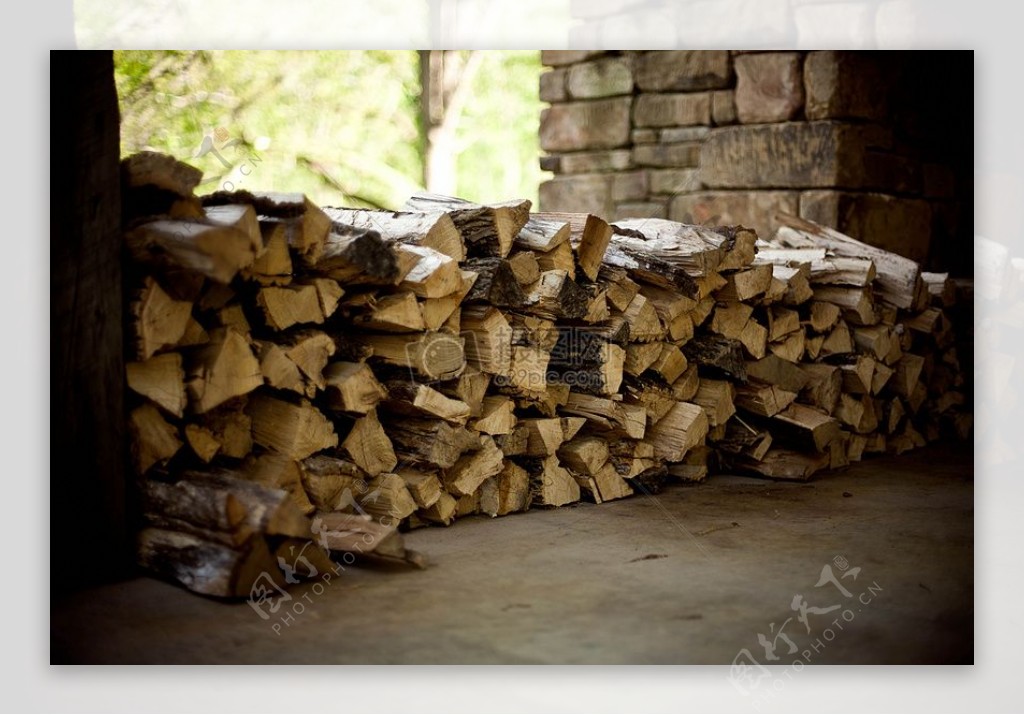堆放整齐的木材