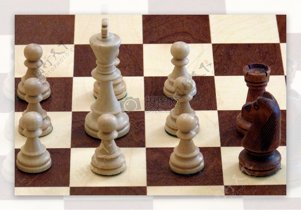 桌子上的国际象棋