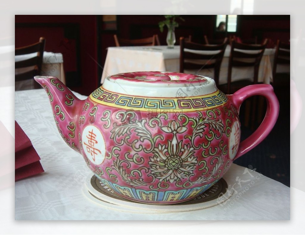 精致的粉红色茶壶