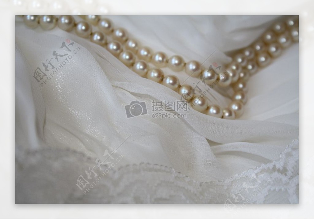 婚纱上的珍珠项链