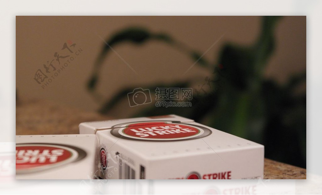 桌上的两盒香烟