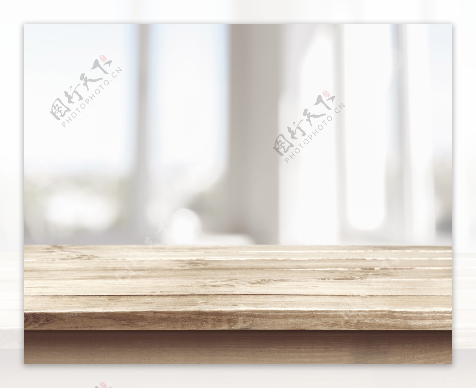 木板展台与模糊背景高清图片