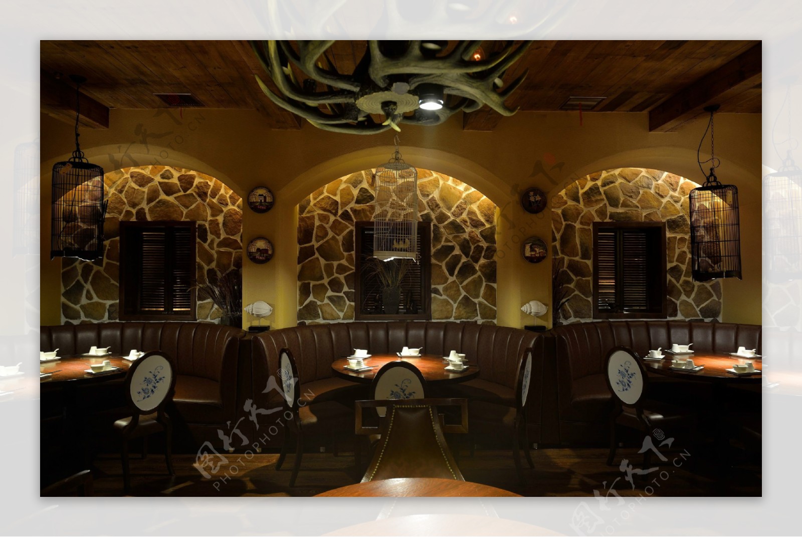 中西混搭时尚餐厅铜质吊灯工装装修效果图