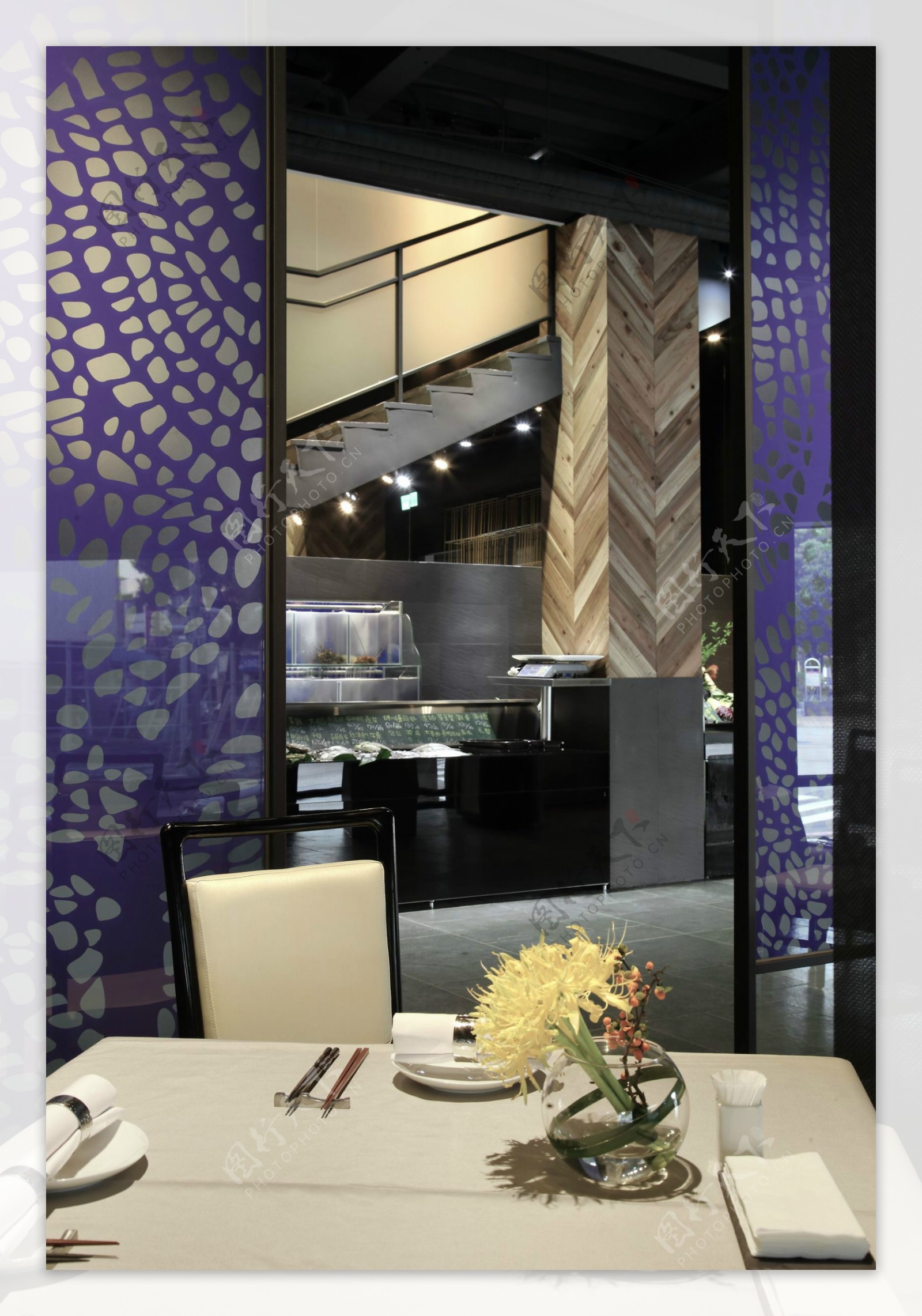 现代时尚蓝紫色斑点隔断餐厅工装装修效果图