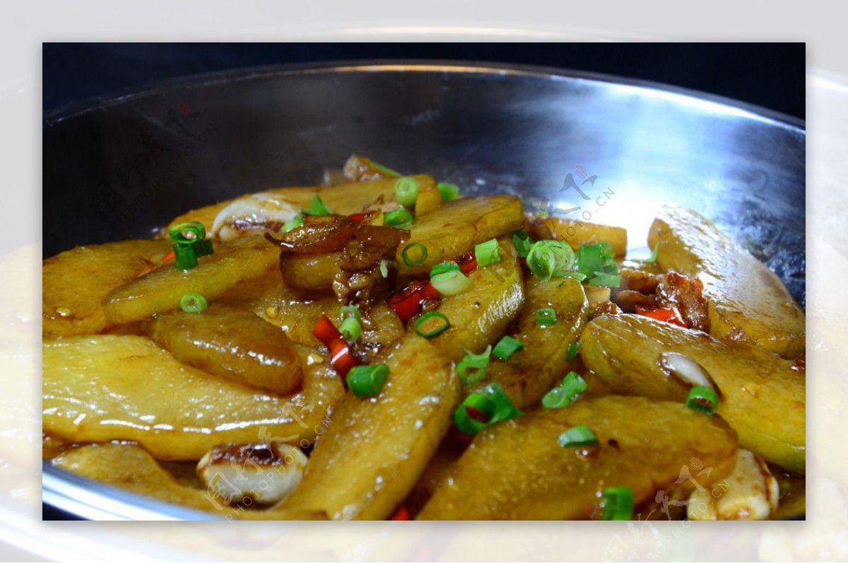 家常干锅土豆的做法，不过油也绵软入味，下饭又下酒，家人特喜欢 - 哔哩哔哩