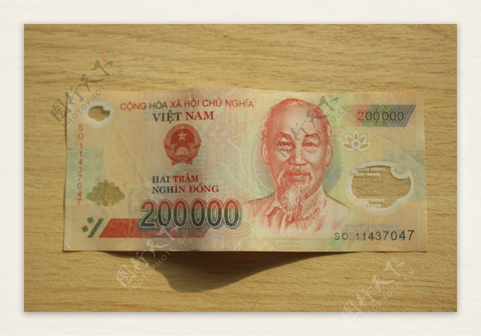 現貨實拍 全新 越南 100000盾 10萬 年份隨機 塑料鈔 胡志明 無折 真鈔 紙鈔 文廟 越南盾 具收藏價值商品 | 蝦皮購物