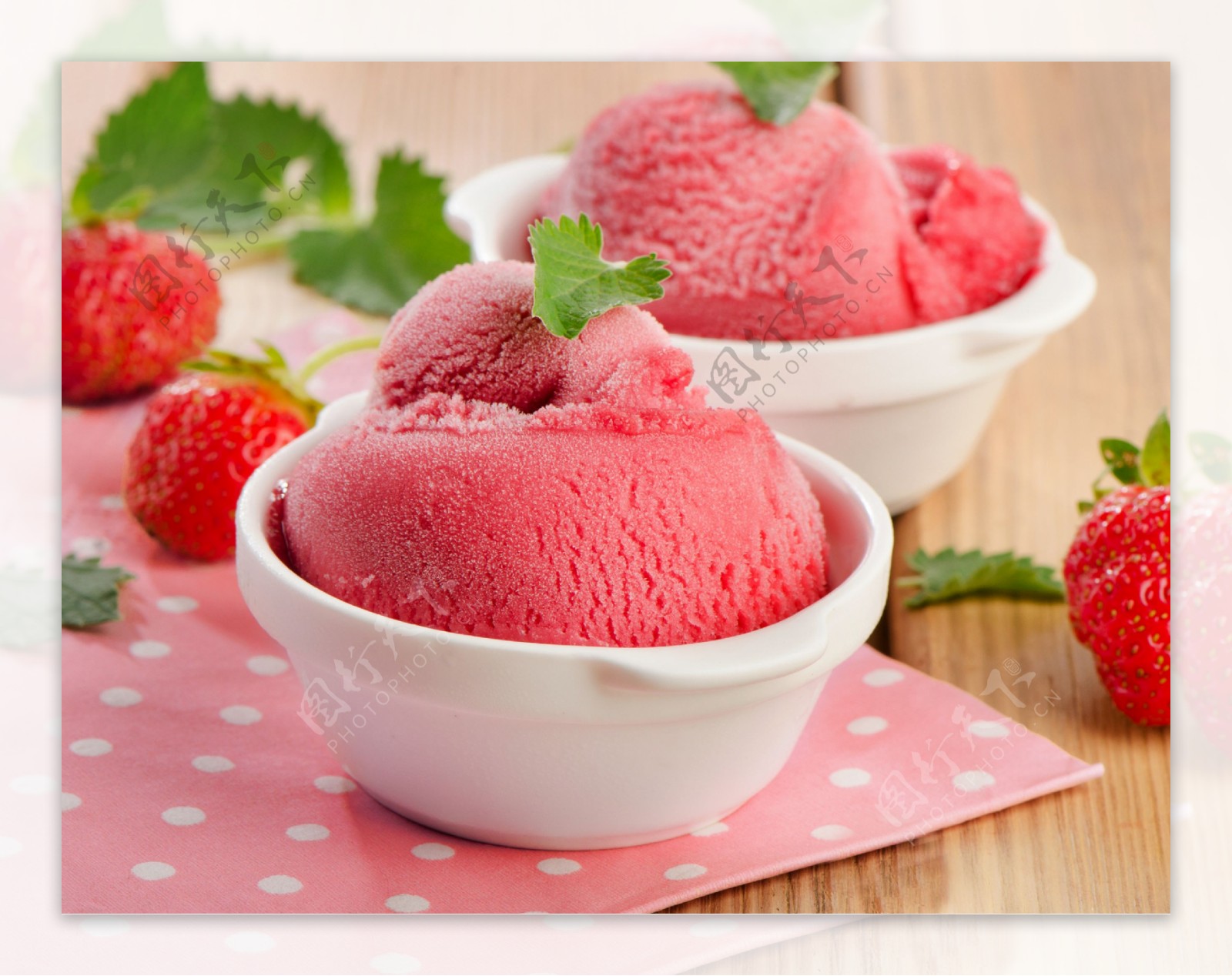 草莓冰沙冰淇淋
