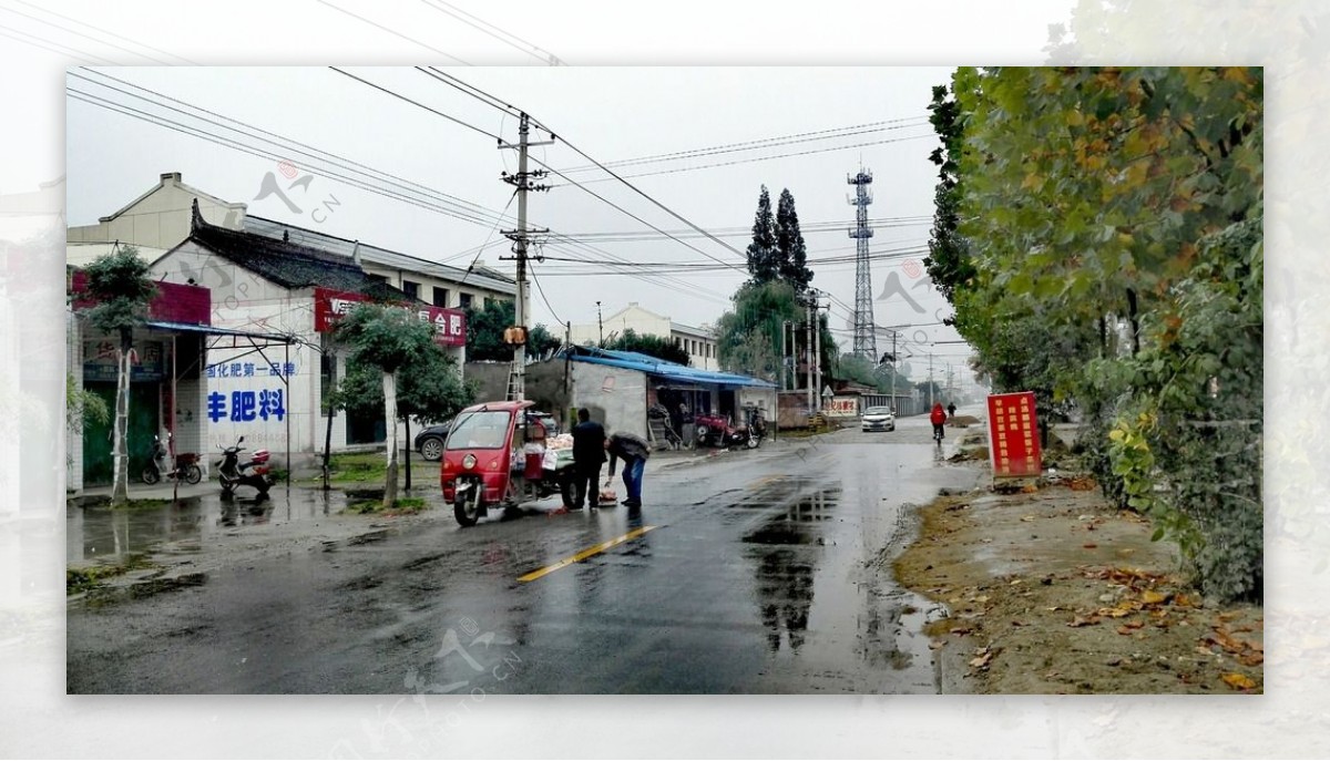 下雨天的道路景色