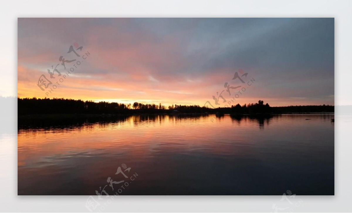 实拍夕阳下宁静的湖面视频素材
